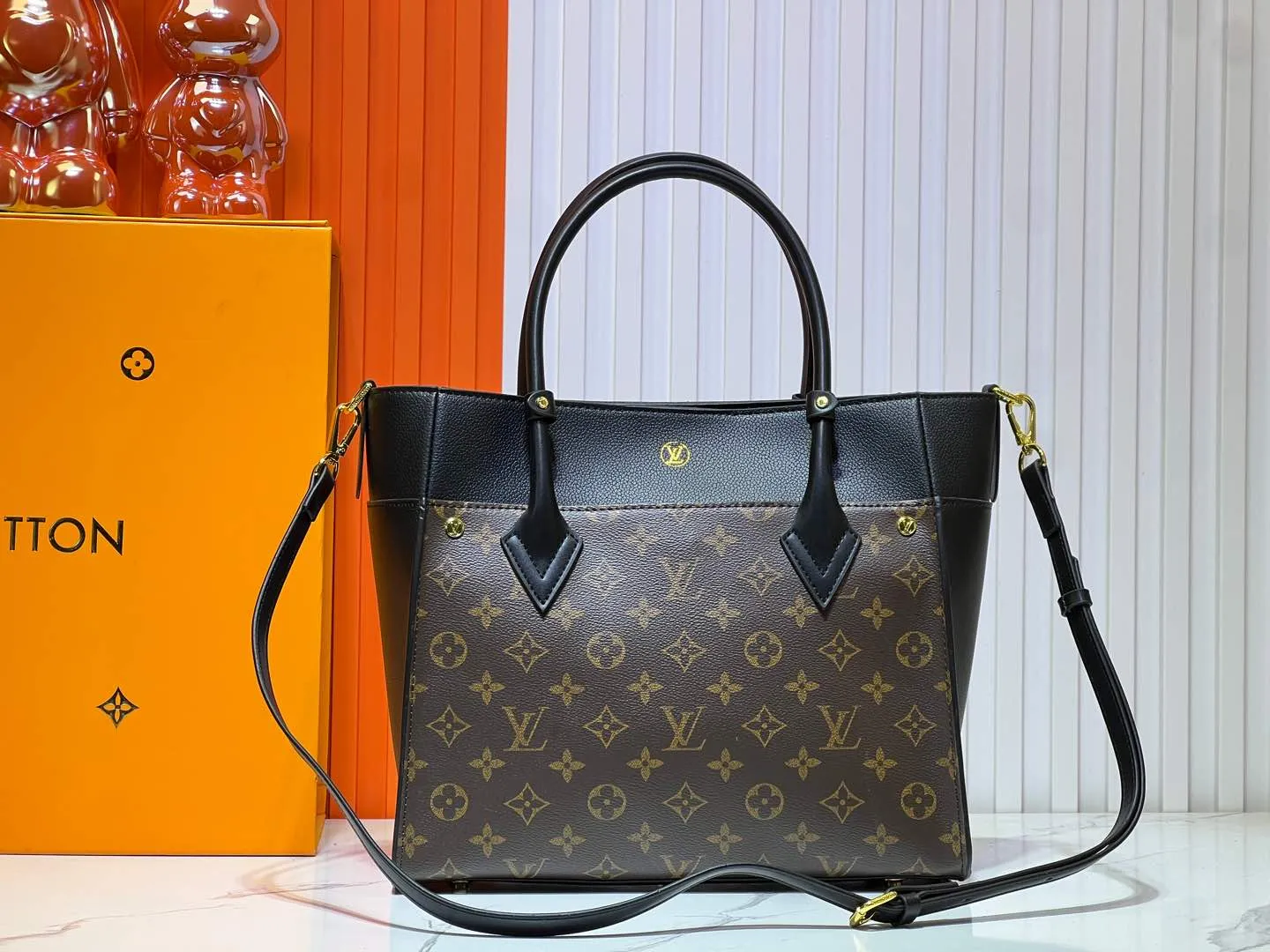 Batch 340💰Upgraded original version [M53826 black embroidery M53825 apricot embroidery M53824 MM53823 presbyopia with black]🔥On My Side handbag shows the elegant fusion of calfskin and classic Monogram canvas. Contrasting canvas shapes the large outer pocket, creating a trompe l'oeil effect as if two handbags merge into one. Plenty of space can easily accommodate office needs, and the adjustable shoulder strap allows for a cross-body style. Dimensions: 30.5 x 24.5 x 14 cm (Length x Height x Width) - Calfskin and Monogram coated canvas - Cowhide leather trim - Microfiber lining - 2 top handles for hand or elbow carry - Adjustable shoulder strap for shoulder or cross-body wear - Lock closure - 2 outer pockets with magnetic closure - Zip pocket - 1 patch pocket