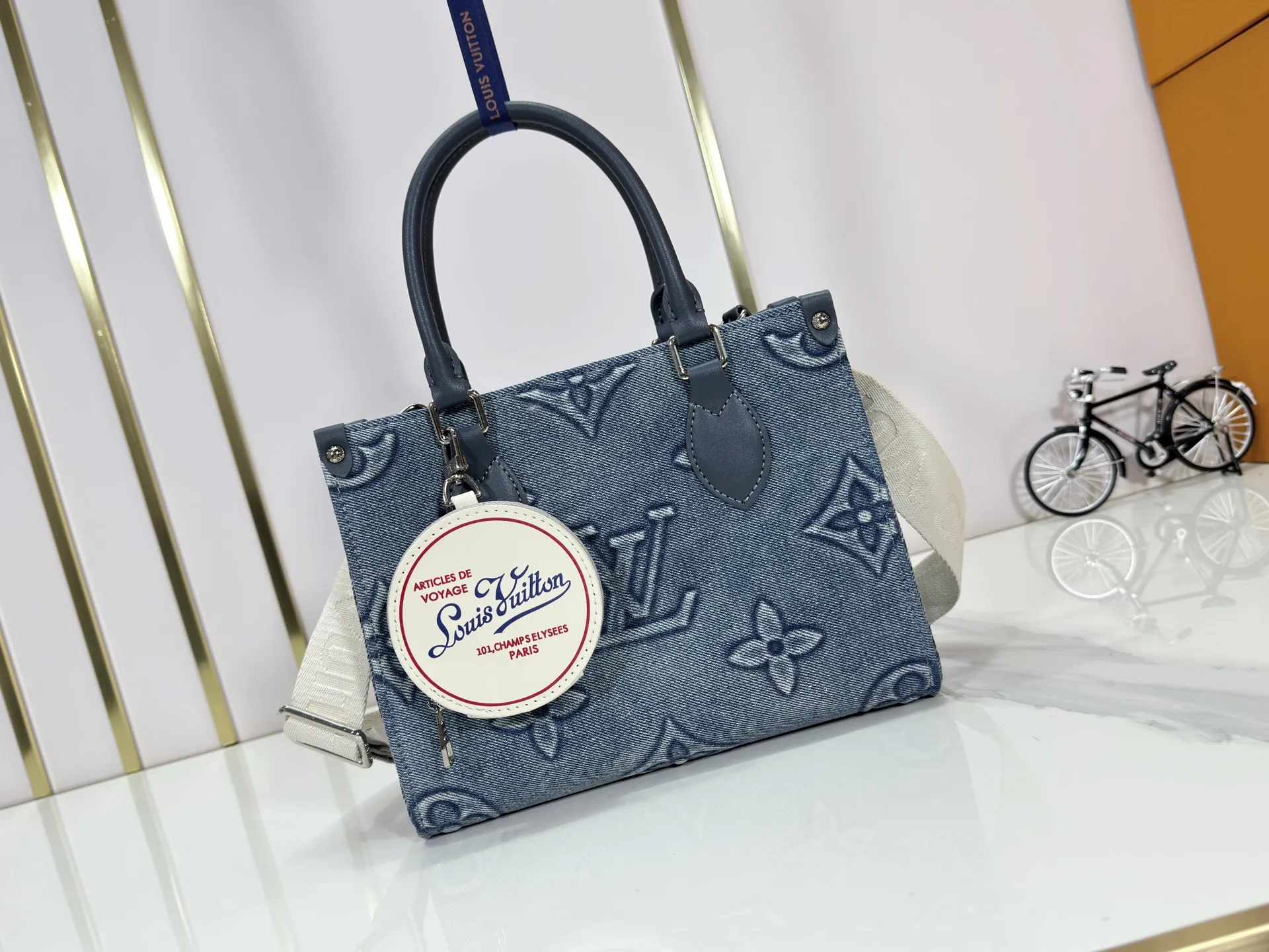P300 upgraded original M46373 This denim denim jacquard OnTheGo small handbag is combined with Monogram and Monogram Reverse canvas, with Monogram Giant pattern embellishment. The Toron handle and the jacquard textured shoulder strap decorated with the brand's logo create a visual contrast, and the detachable coin bag is suitable for storing change or small items. It combines fashionable charm with various functions, making it a good daily companion. 25.0 x 19.0 x 11.5 cm (length x height x width)
