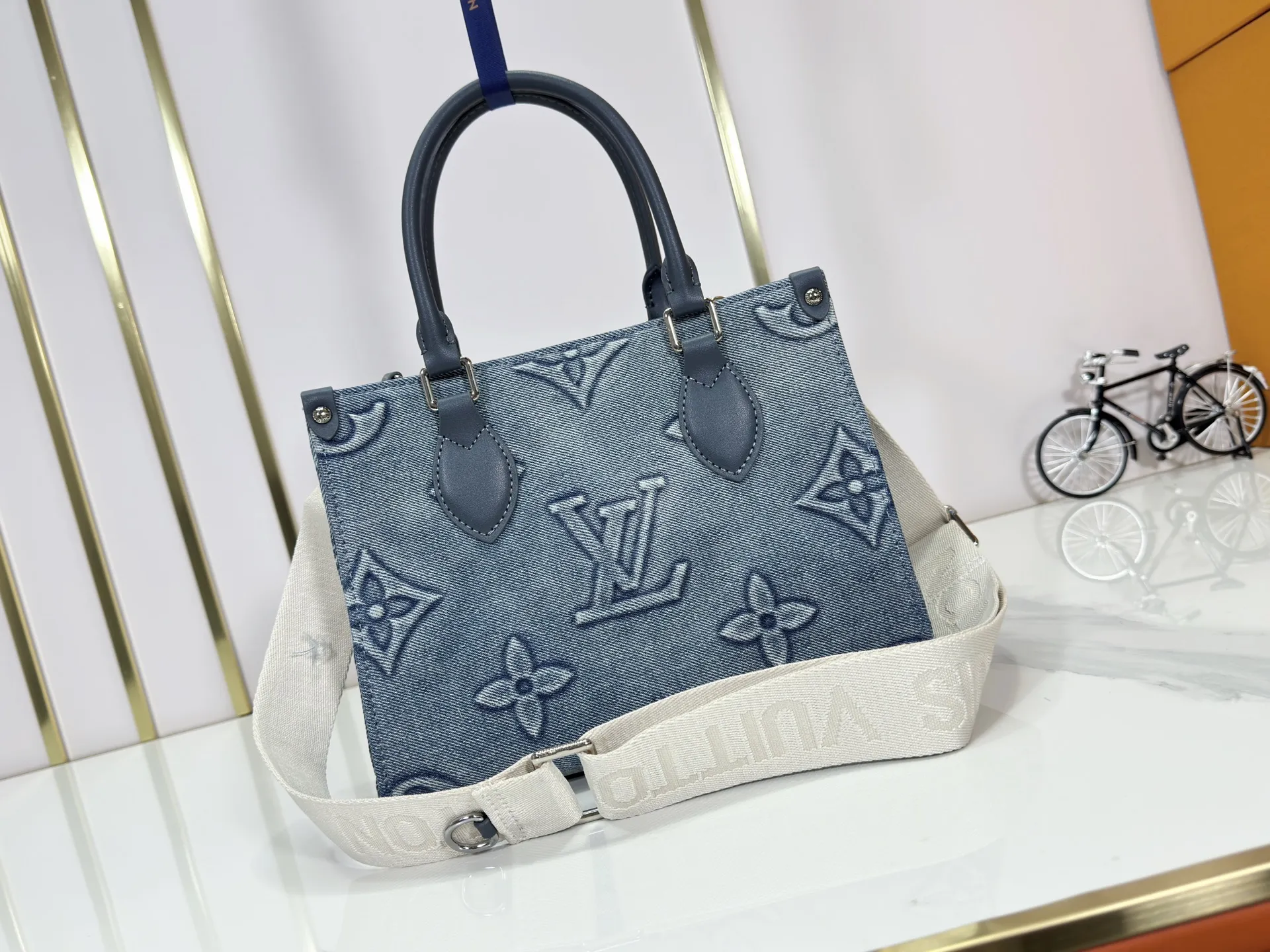 P300 upgraded original M46373 This denim denim jacquard OnTheGo small handbag is combined with Monogram and Monogram Reverse canvas, with Monogram Giant pattern embellishment. The Toron handle and the jacquard textured shoulder strap decorated with the brand's logo create a visual contrast, and the detachable coin bag is suitable for storing change or small items. It combines fashionable charm with various functions, making it a good daily companion. 25.0 x 19.0 x 11.5 cm (length x height x width)