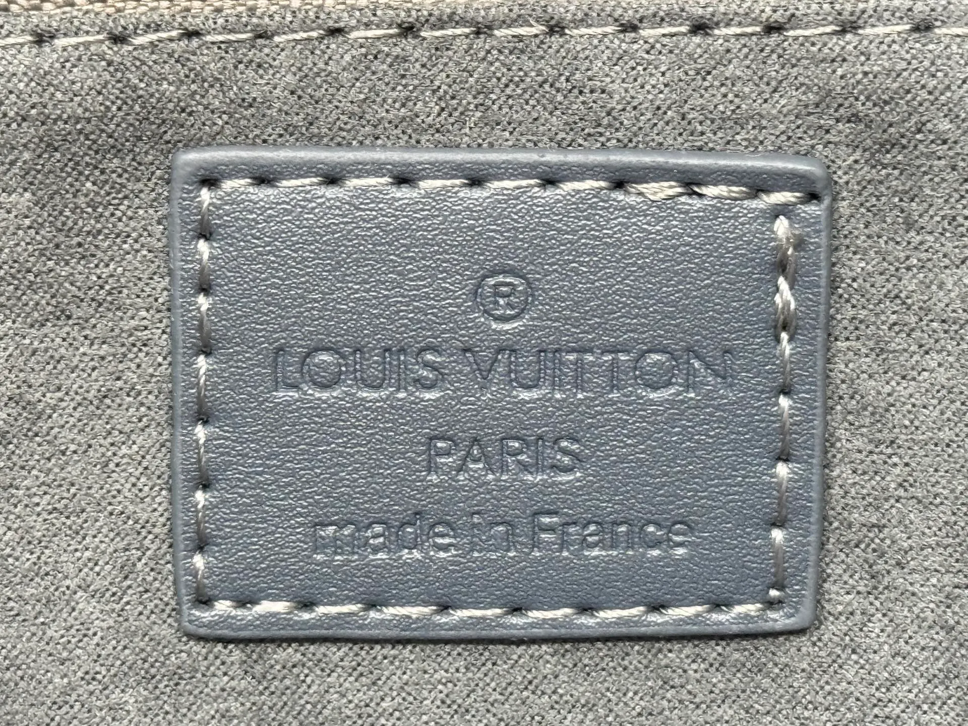 P300 upgraded original M46373 This denim denim jacquard OnTheGo small handbag is combined with Monogram and Monogram Reverse canvas, with Monogram Giant pattern embellishment. The Toron handle and the jacquard textured shoulder strap decorated with the brand's logo create a visual contrast, and the detachable coin bag is suitable for storing change or small items. It combines fashionable charm with various functions, making it a good daily companion. 25.0 x 19.0 x 11.5 cm (length x height x width)