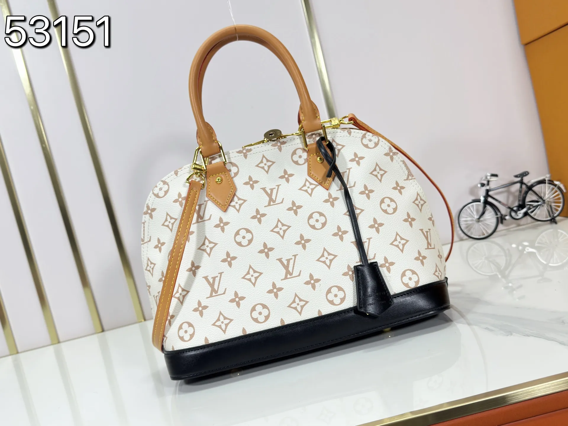 P260 Upgraded original M46921 M53151 Nicolas Ghesquière uses new Monogram Dune canvas for this large Alma handbag, expressing its distinctive personality with delicate dune tones. Semi-distressed cowhide leather trim adds a modern twist to a classic silhouette. Dimensions:32x24x16