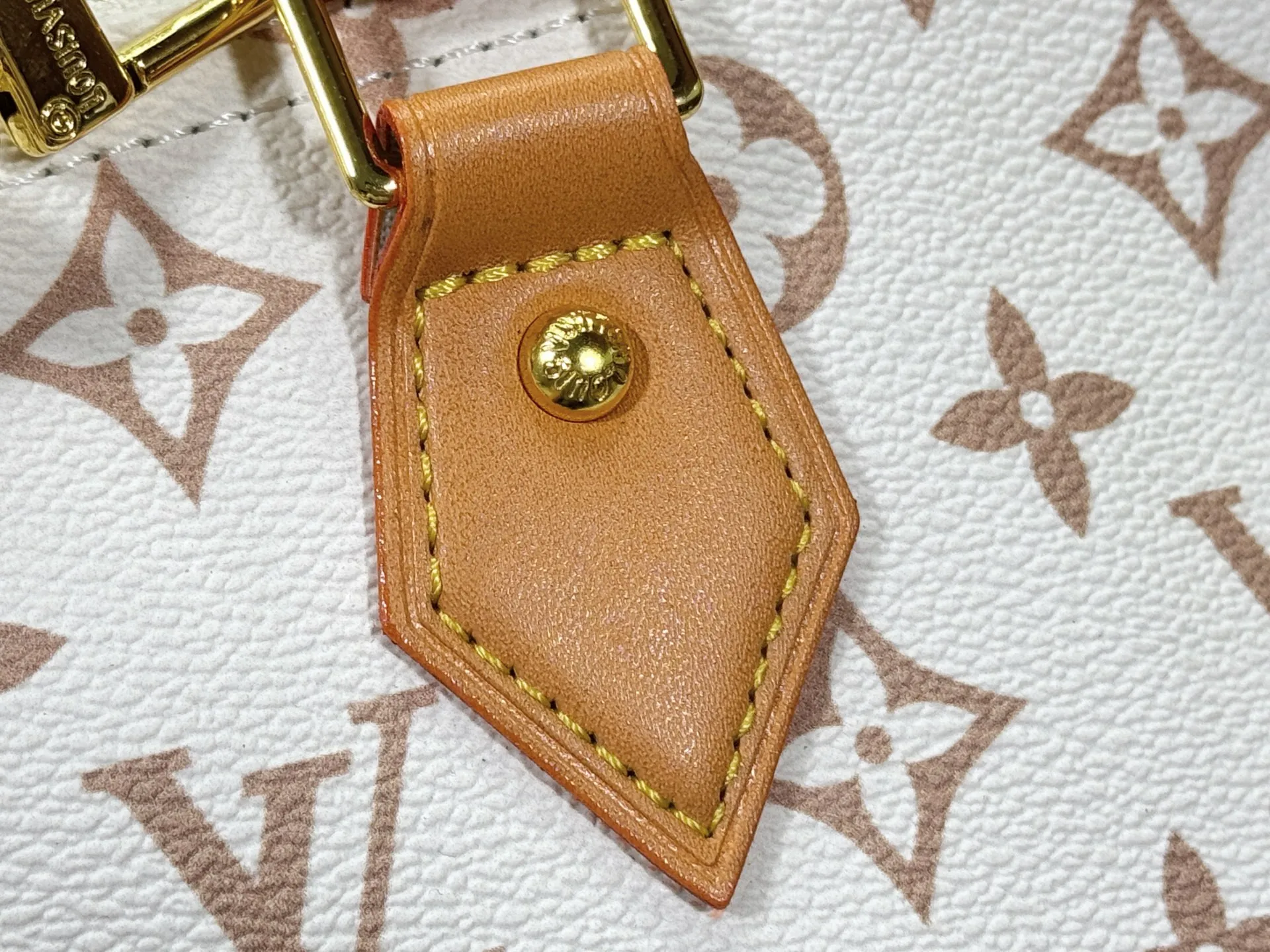 P260 Upgraded original M46921 M53151 Nicolas Ghesquière uses new Monogram Dune canvas for this large Alma handbag, expressing its distinctive personality with delicate dune tones. Semi-distressed cowhide leather trim adds a modern twist to a classic silhouette. Dimensions:32x24x16