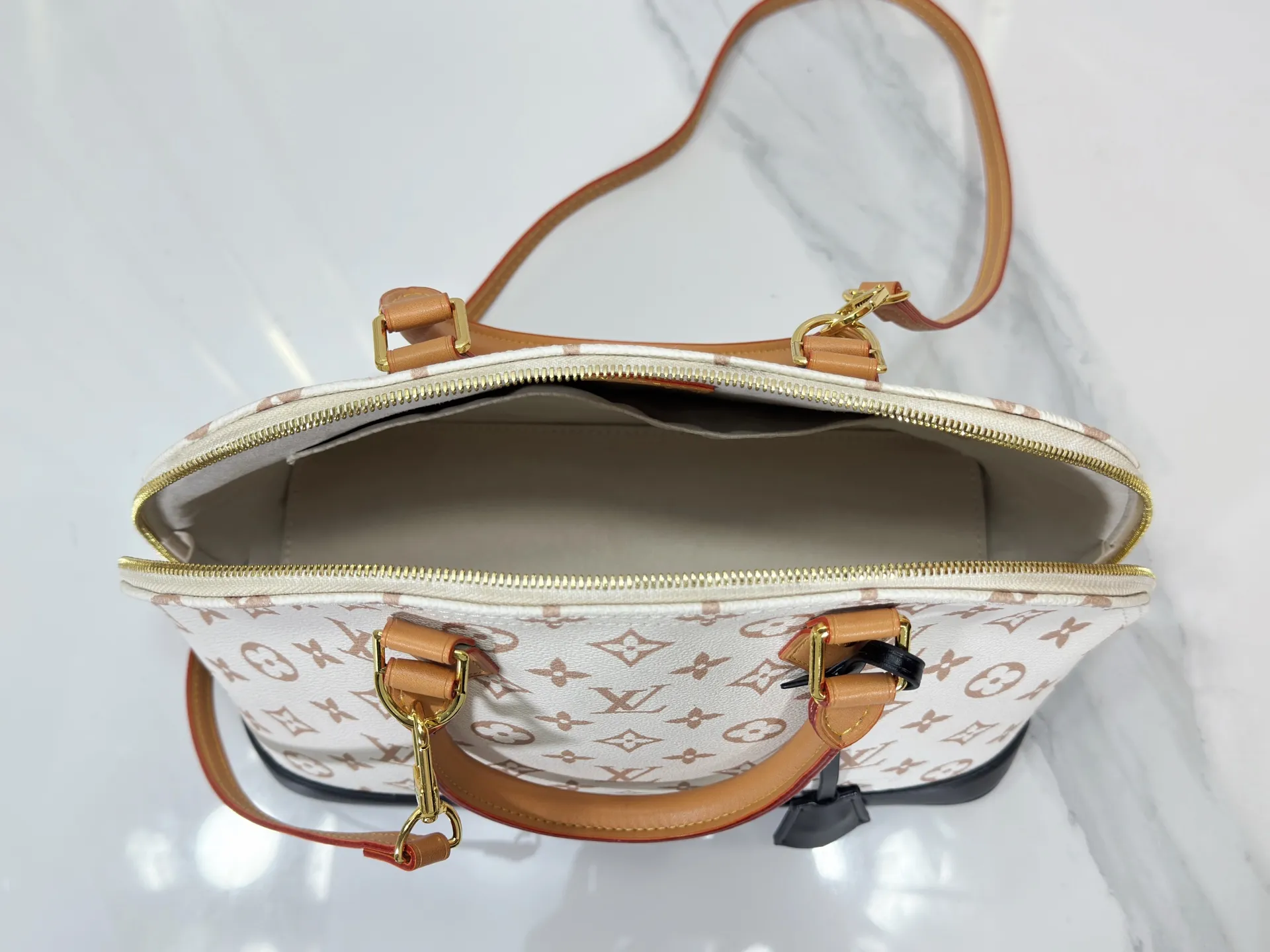P260 Upgraded original M46921 M53151 Nicolas Ghesquière uses new Monogram Dune canvas for this large Alma handbag, expressing its distinctive personality with delicate dune tones. Semi-distressed cowhide leather trim adds a modern twist to a classic silhouette. Dimensions:32x24x16