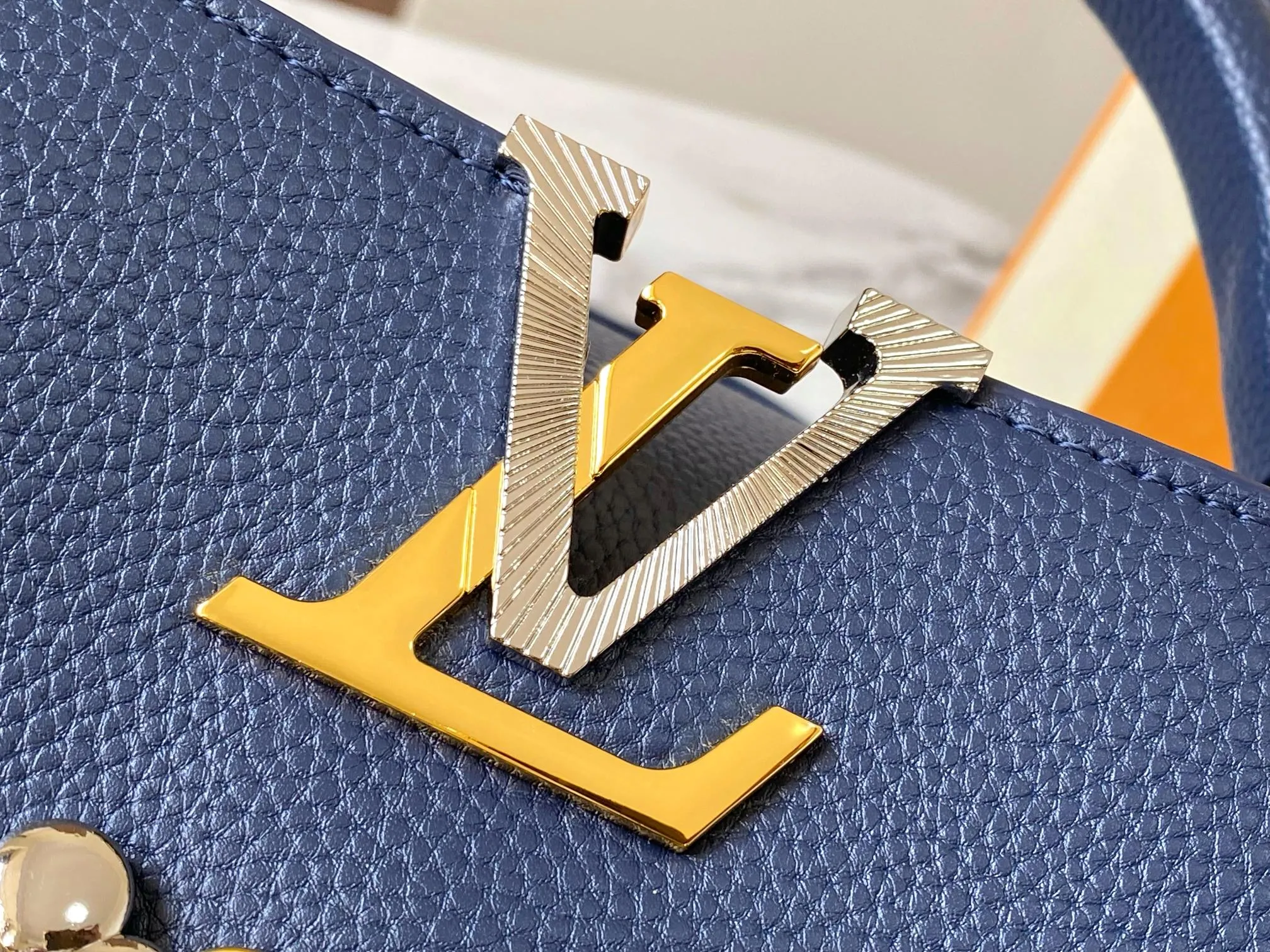 P500 [Guangzhou top quality original version] M26532 Blue This modern version of Capucines BB is made of timeless Taurillon leather and equipped with a jewelry-inspired Infinity chain. The bag is decorated with double galvanized metal parts, including the iconic Monogram floral pattern, and the LV Initials logo created with sunburst technology, creating a sundial-like light and shadow effect. The bag has multiple pockets and a detachable shoulder strap, allowing it to be carried on one shoulder or across the body. 27 x 17.3 x 9 (cm) (length x height x width)