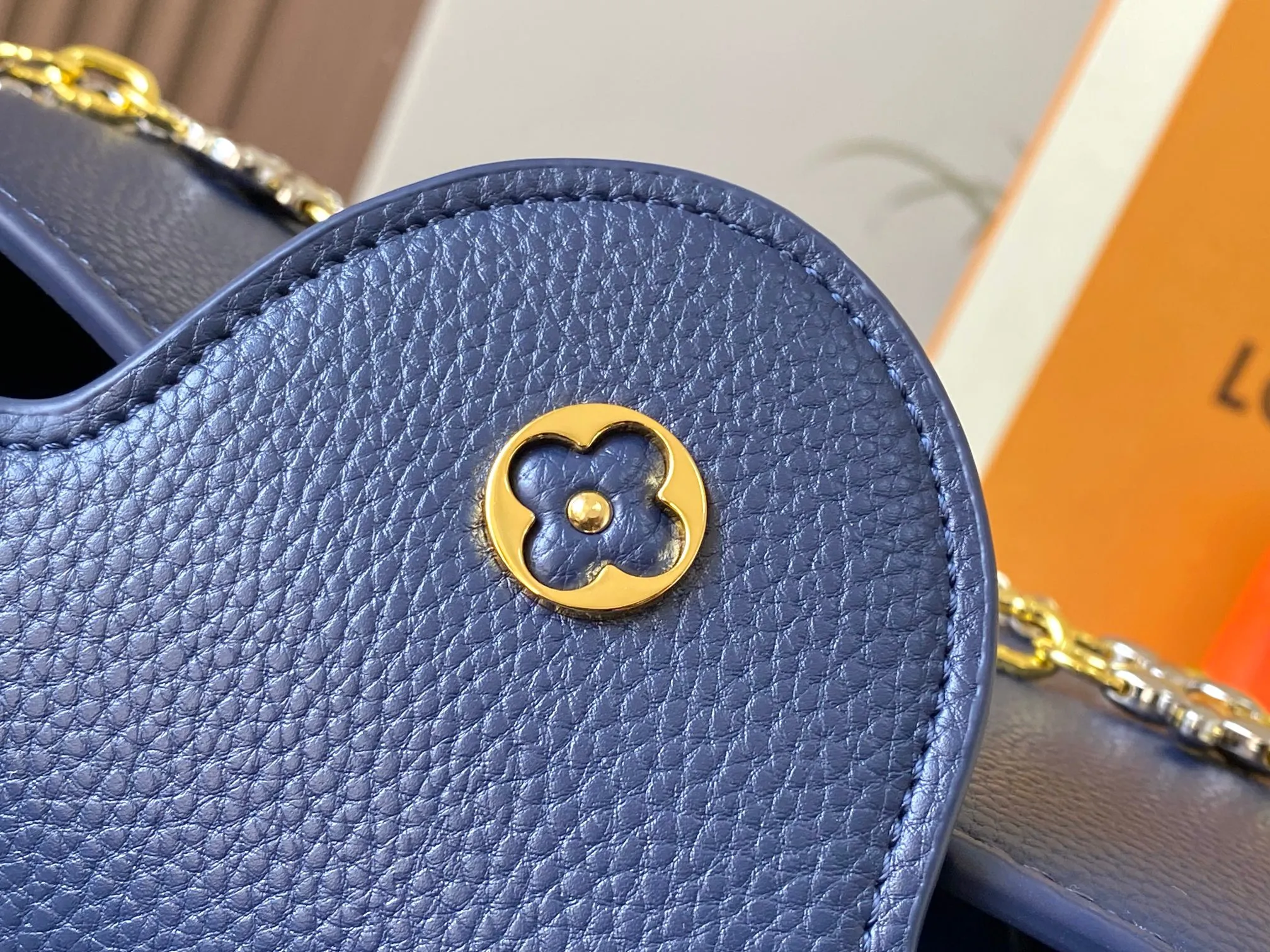 P500 [Guangzhou top quality original version] M26532 Blue This modern version of Capucines BB is made of timeless Taurillon leather and equipped with a jewelry-inspired Infinity chain. The bag is decorated with double galvanized metal parts, including the iconic Monogram floral pattern, and the LV Initials logo created with sunburst technology, creating a sundial-like light and shadow effect. The bag has multiple pockets and a detachable shoulder strap, allowing it to be carried on one shoulder or across the body. 27 x 17.3 x 9 (cm) (length x height x width)