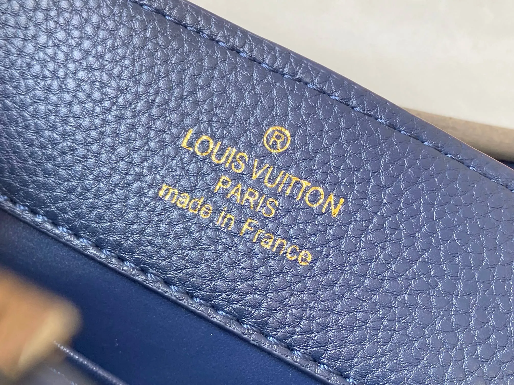 P500 [Guangzhou top quality original version] M26532 Blue This modern version of Capucines BB is made of timeless Taurillon leather and equipped with a jewelry-inspired Infinity chain. The bag is decorated with double galvanized metal parts, including the iconic Monogram floral pattern, and the LV Initials logo created with sunburst technology, creating a sundial-like light and shadow effect. The bag has multiple pockets and a detachable shoulder strap, allowing it to be carried on one shoulder or across the body. 27 x 17.3 x 9 (cm) (length x height x width)