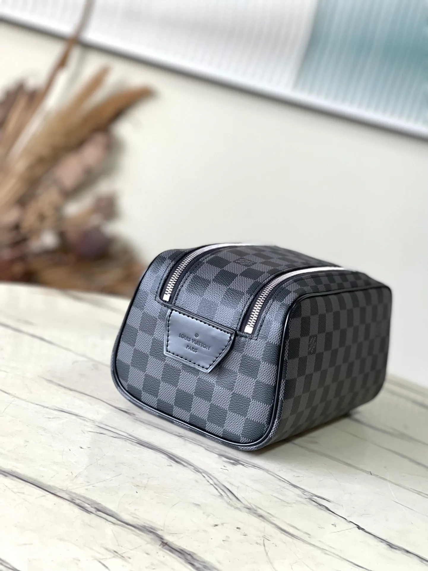 💰660 Top Original N40127 Black Dopp Washing Bag is made of classic Damier Graphite canvas and cow leather trim and has a hard design. Double zippers hide ample internal space for easy access to washing and combing tools. The wide handle makes it comfortable to carry or hang on a bathroom hook. Dimensions: 28 × 15 × 16.5 cm