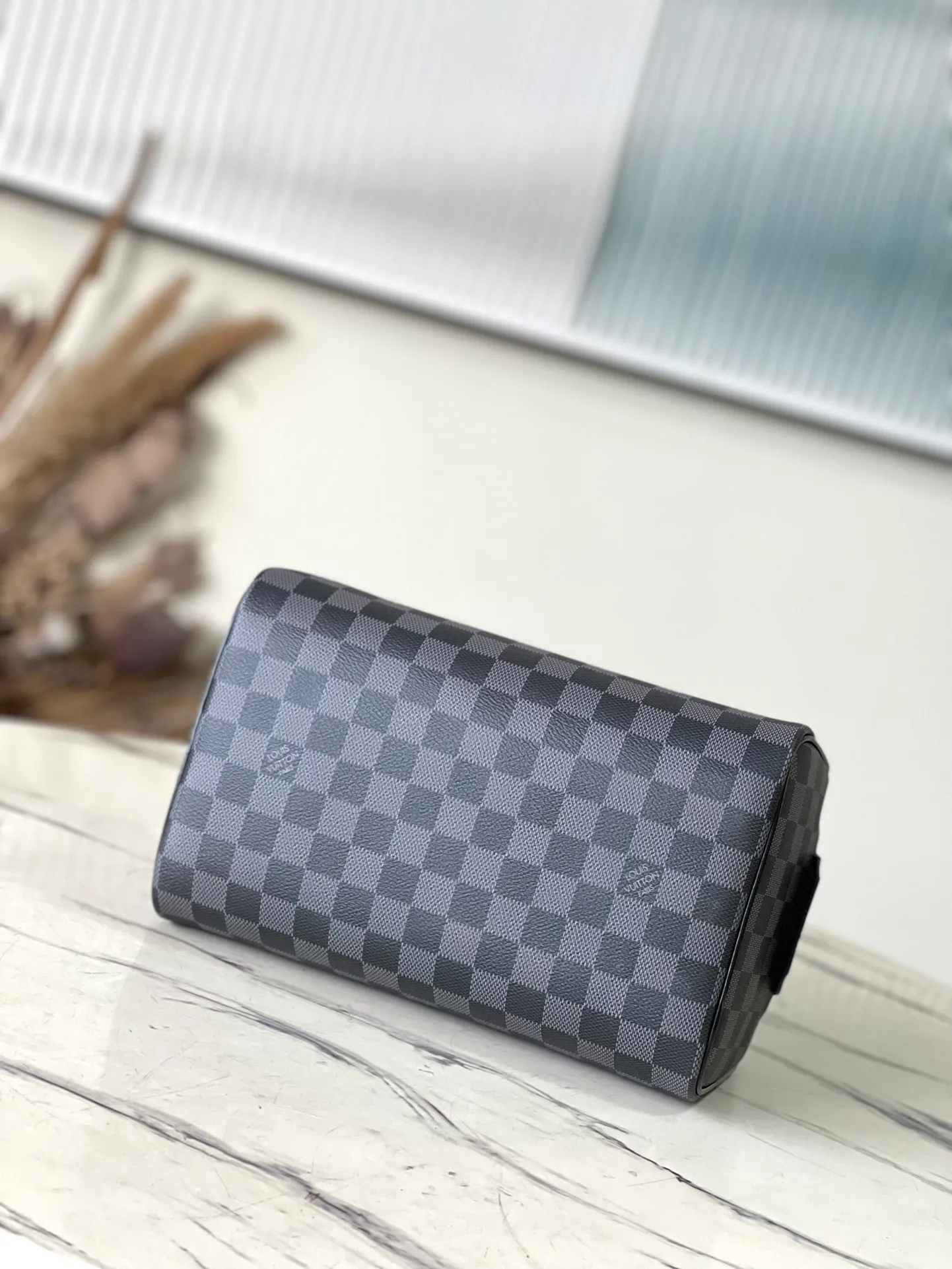 💰660 Top Original N40127 Black Dopp Washing Bag is made of classic Damier Graphite canvas and cow leather trim and has a hard design. Double zippers hide ample internal space for easy access to washing and combing tools. The wide handle makes it comfortable to carry or hang on a bathroom hook. Dimensions: 28 × 15 × 16.5 cm