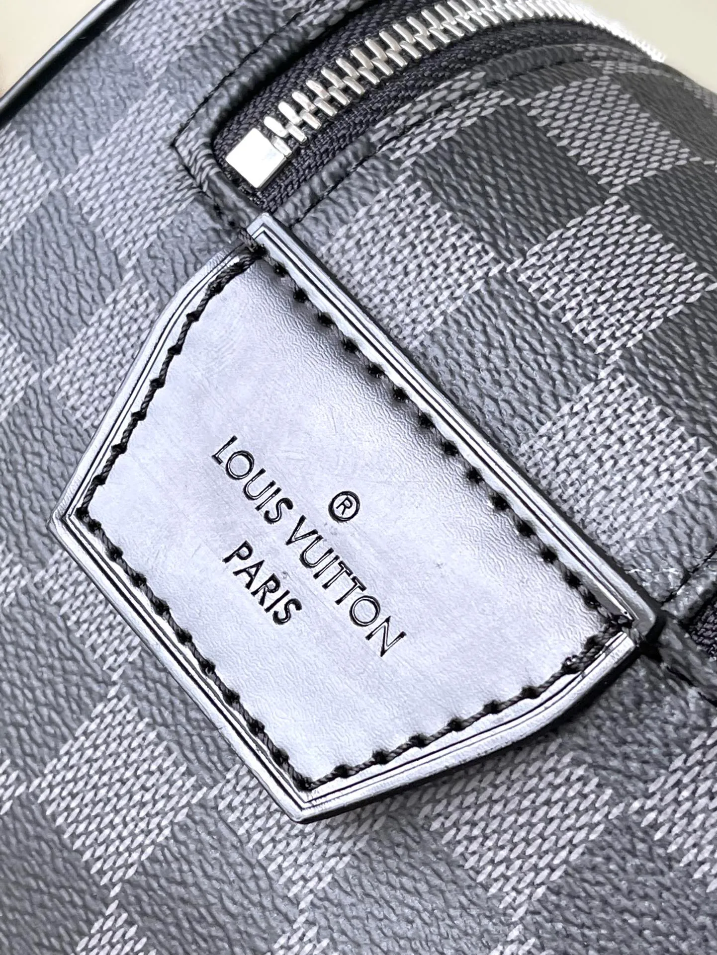 💰660 Top Original N40127 Black Dopp Washing Bag is made of classic Damier Graphite canvas and cow leather trim and has a hard design. Double zippers hide ample internal space for easy access to washing and combing tools. The wide handle makes it comfortable to carry or hang on a bathroom hook. Dimensions: 28 × 15 × 16.5 cm