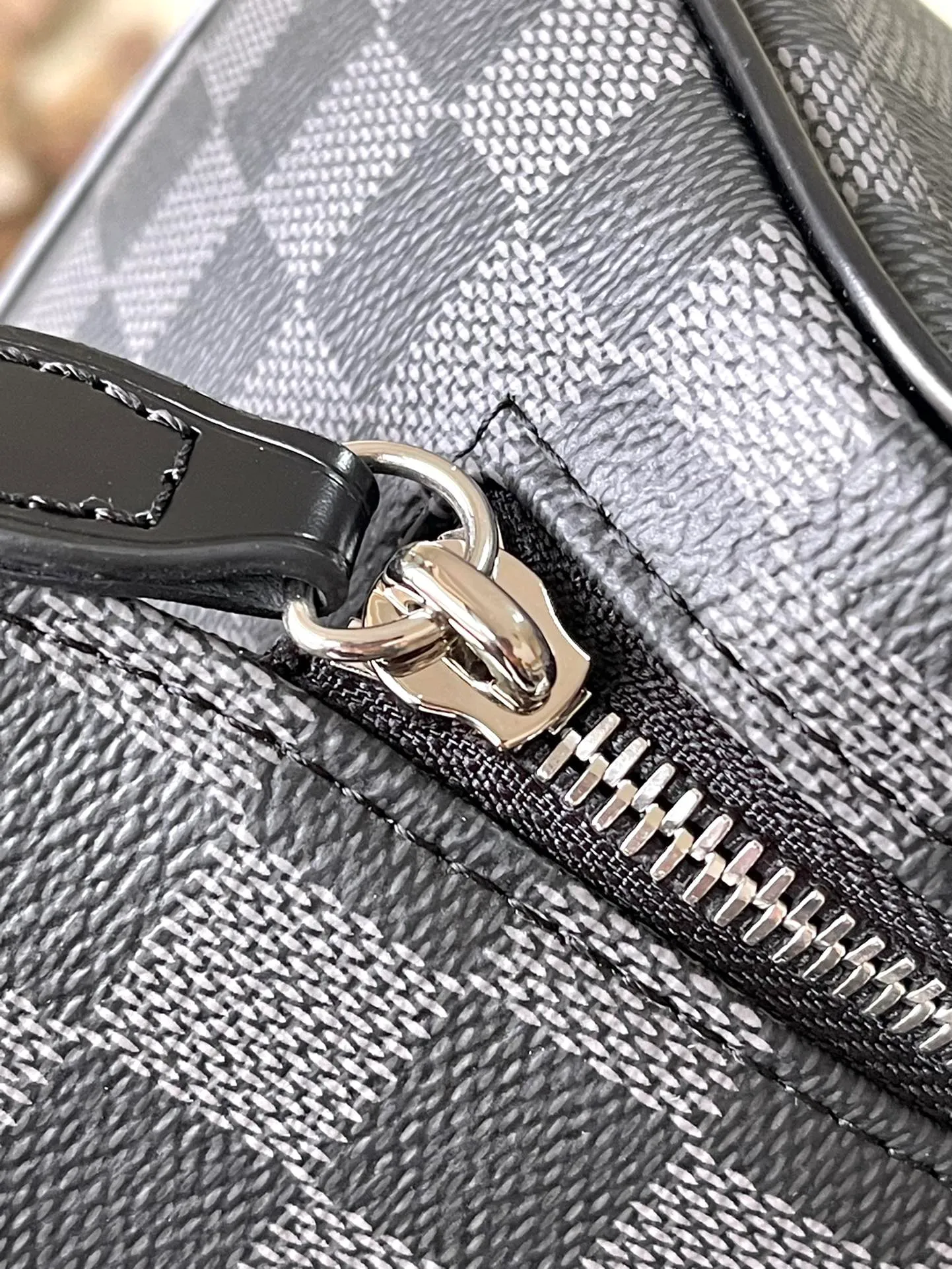 💰660 Top Original N40127 Black Dopp Washing Bag is made of classic Damier Graphite canvas and cow leather trim and has a hard design. Double zippers hide ample internal space for easy access to washing and combing tools. The wide handle makes it comfortable to carry or hang on a bathroom hook. Dimensions: 28 × 15 × 16.5 cm