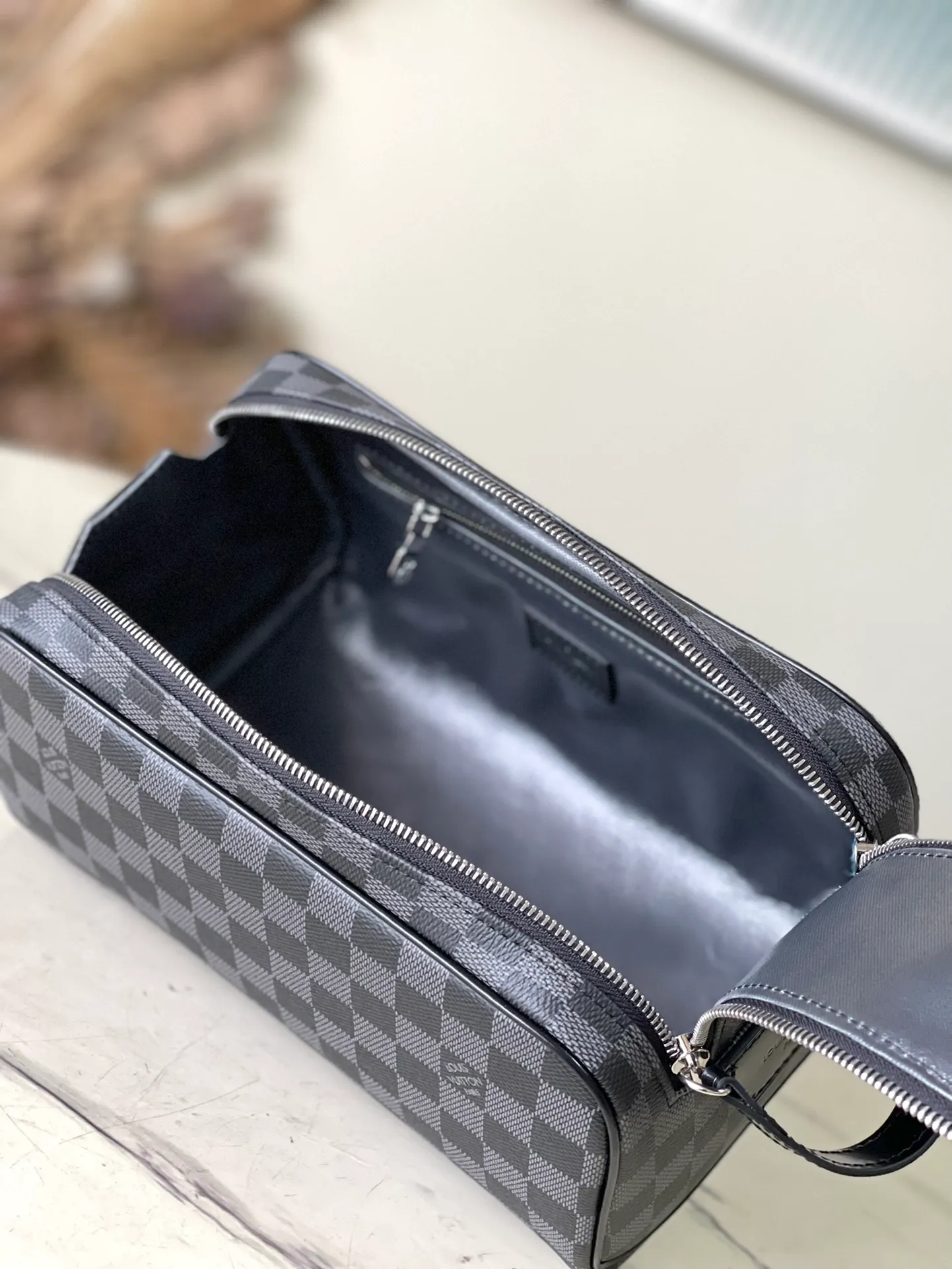 💰660 Top Original N40127 Black Dopp Washing Bag is made of classic Damier Graphite canvas and cow leather trim and has a hard design. Double zippers hide ample internal space for easy access to washing and combing tools. The wide handle makes it comfortable to carry or hang on a bathroom hook. Dimensions: 28 × 15 × 16.5 cm