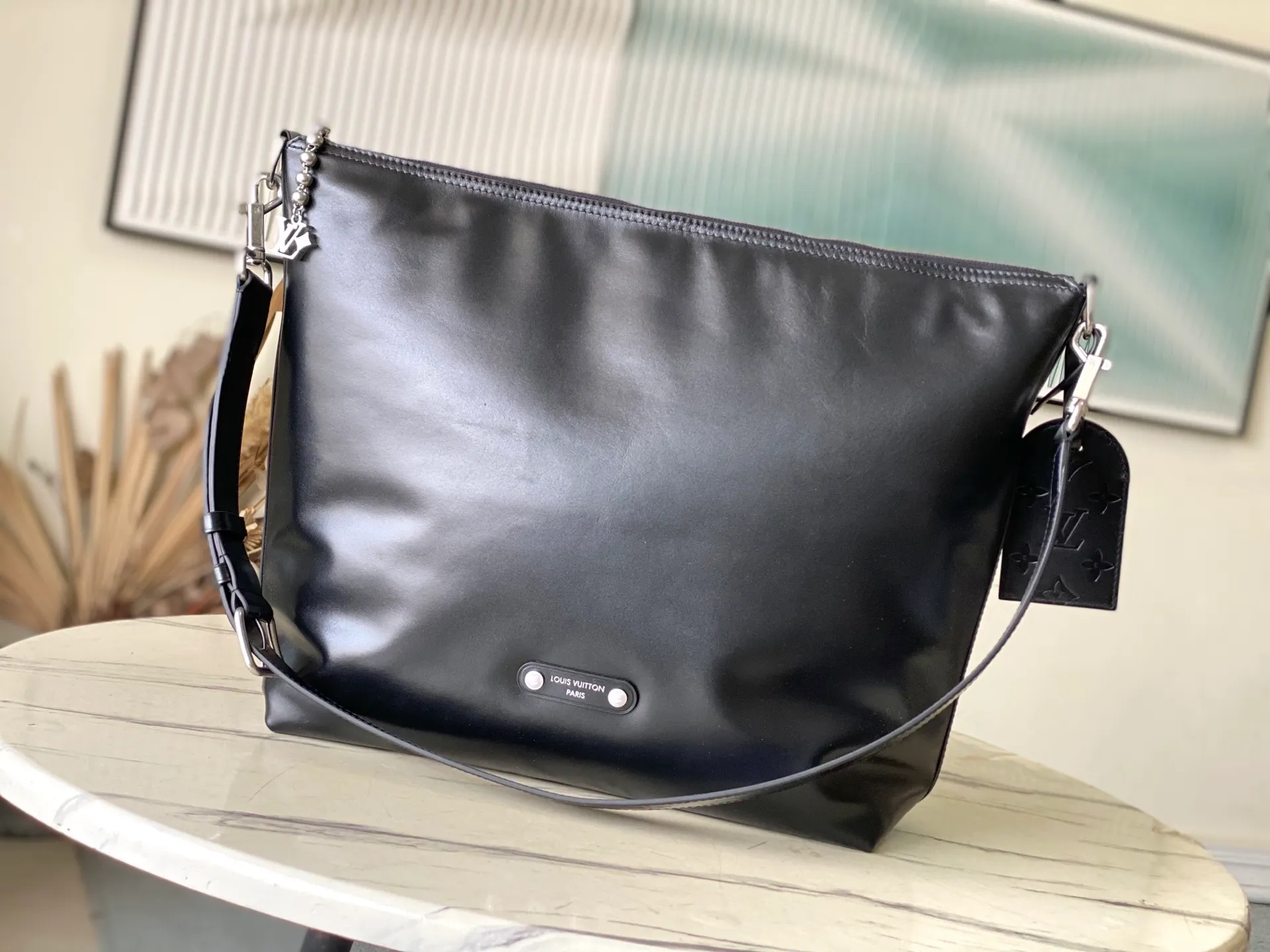 💰1380 (top-grain leather) top original order M13986 This Vagabond Hobo handbag is made of glossy soft cow leather to create an ergonomic and close-fitting silhouette. Whether it is carried cross-body or on the shoulder, it can show its cool style. The metal zipper enables smooth opening and closing, and the bead chain cleverly connects the zipper puller and V letter decoration. Dimensions: 35×12×38 cm