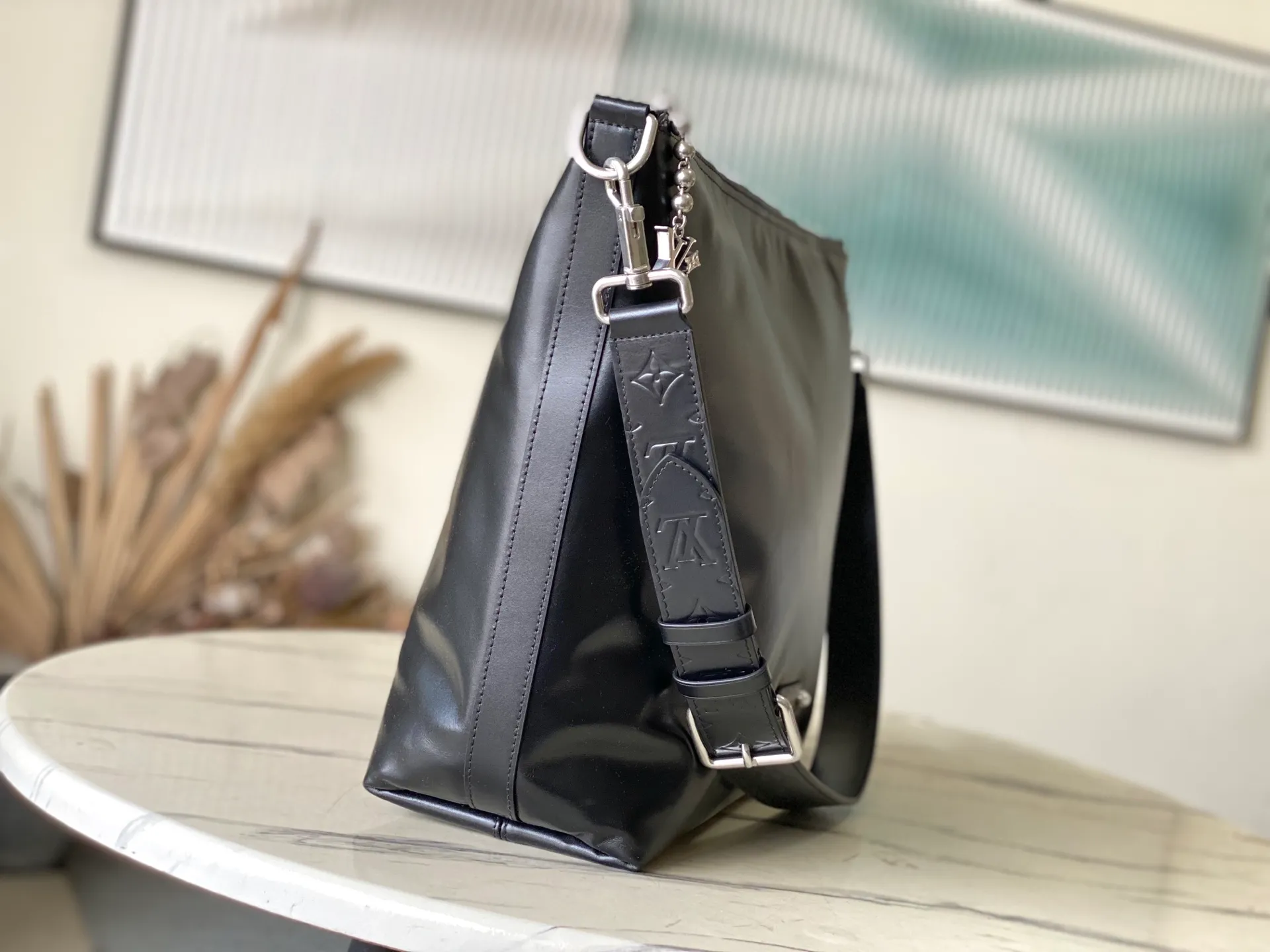💰1380 (top-grain leather) top original order M13986 This Vagabond Hobo handbag is made of glossy soft cow leather to create an ergonomic and close-fitting silhouette. Whether it is carried cross-body or on the shoulder, it can show its cool style. The metal zipper enables smooth opening and closing, and the bead chain cleverly connects the zipper puller and V letter decoration. Dimensions: 35×12×38 cm