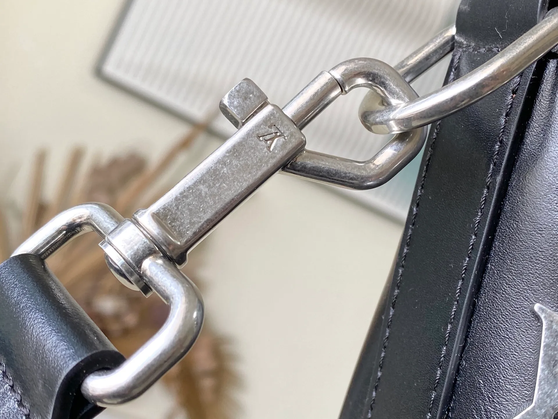 💰1380 (top-grain leather) top original order M13986 This Vagabond Hobo handbag is made of glossy soft cow leather to create an ergonomic and close-fitting silhouette. Whether it is carried cross-body or on the shoulder, it can show its cool style. The metal zipper enables smooth opening and closing, and the bead chain cleverly connects the zipper puller and V letter decoration. Dimensions: 35×12×38 cm