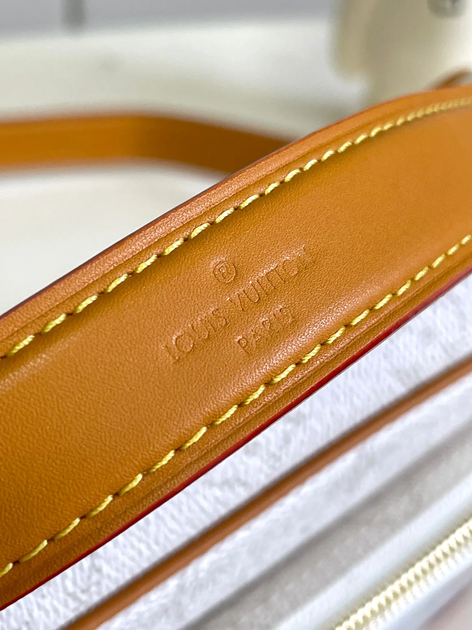 💰1020 Top original single 163 chip M14682. Pharrell Williams reinterprets the Nil bag in Monogram Heritage coated canvas, giving it a retro twist in ocean tones. The compact structure includes a zippered main compartment and zippered front pocket, and the handsome corners harken back to the box-making heritage. The top handle and leather shoulder strap are both detachable, allowing for a variety of carrying options. Dimensions: 17.5 x 11 x 25 cm