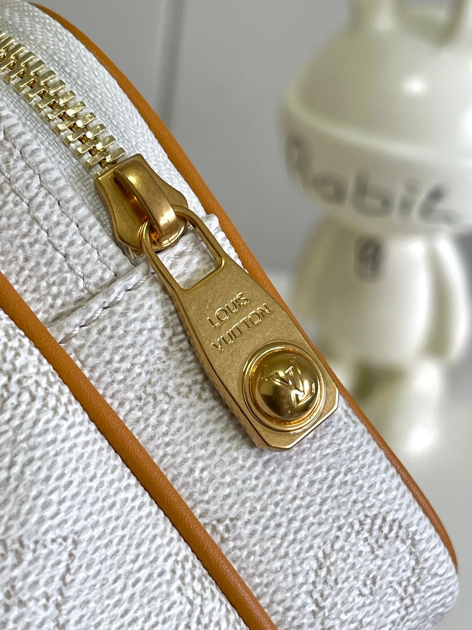 💰1020 Top original single 163 chip M14682. Pharrell Williams reinterprets the Nil bag in Monogram Heritage coated canvas, giving it a retro twist in ocean tones. The compact structure includes a zippered main compartment and zippered front pocket, and the handsome corners harken back to the box-making heritage. The top handle and leather shoulder strap are both detachable, allowing for a variety of carrying options. Dimensions: 17.5 x 11 x 25 cm