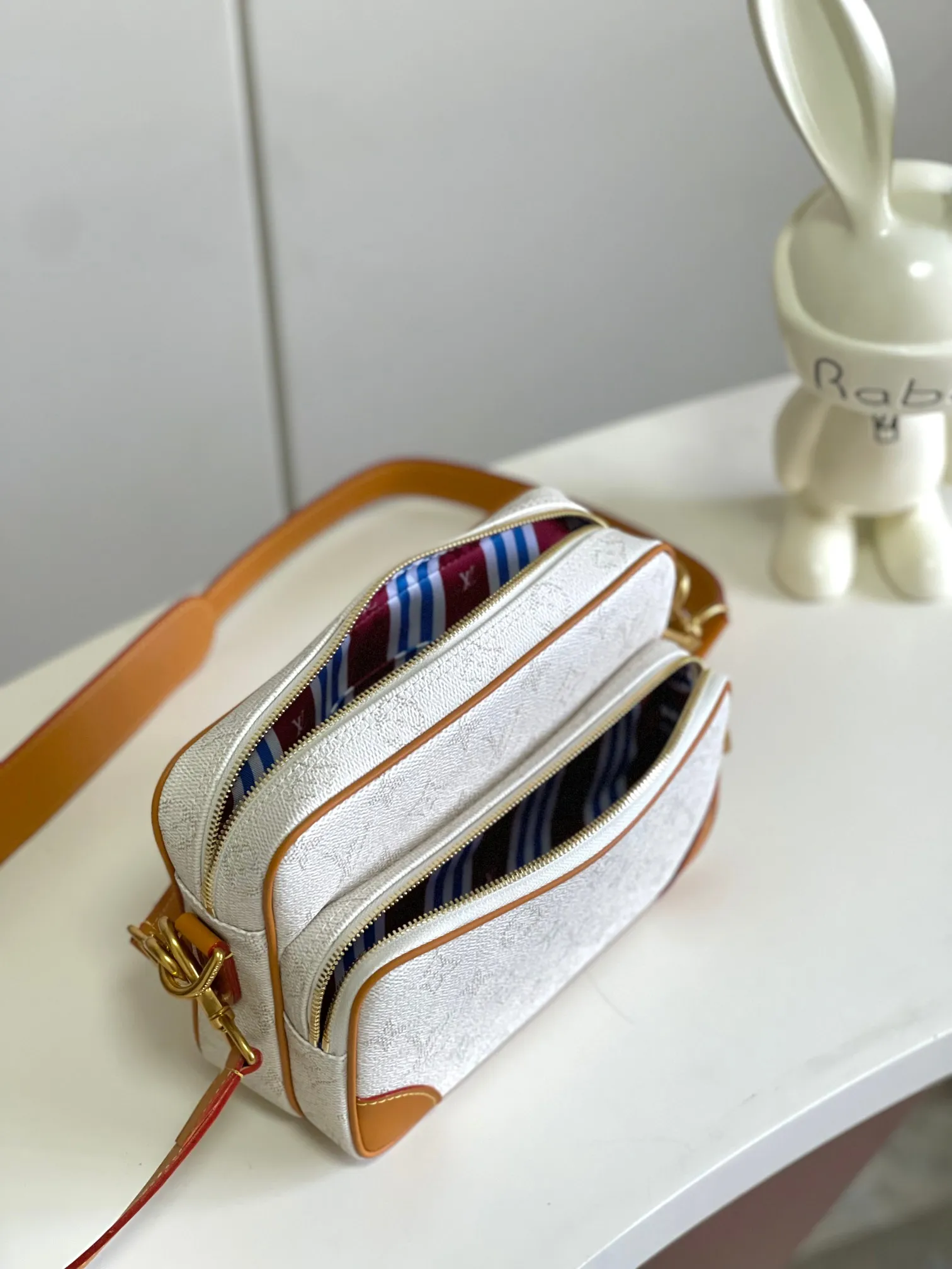 💰1020 Top original single 163 chip M14682. Pharrell Williams reinterprets the Nil bag in Monogram Heritage coated canvas, giving it a retro twist in ocean tones. The compact structure includes a zippered main compartment and zippered front pocket, and the handsome corners harken back to the box-making heritage. The top handle and leather shoulder strap are both detachable, allowing for a variety of carrying options. Dimensions: 17.5 x 11 x 25 cm