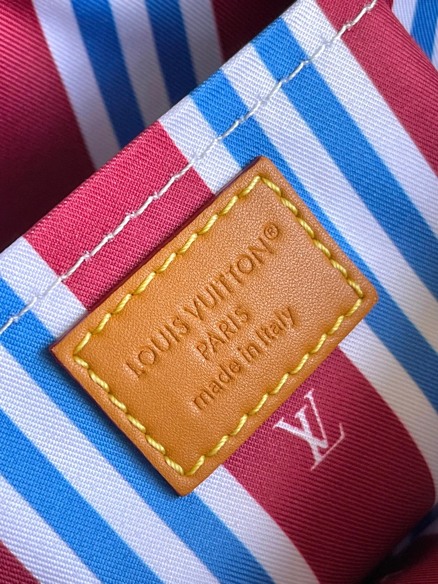 💰1020 Top original single 163 chip M14682. Pharrell Williams reinterprets the Nil bag in Monogram Heritage coated canvas, giving it a retro twist in ocean tones. The compact structure includes a zippered main compartment and zippered front pocket, and the handsome corners harken back to the box-making heritage. The top handle and leather shoulder strap are both detachable, allowing for a variety of carrying options. Dimensions: 17.5 x 11 x 25 cm