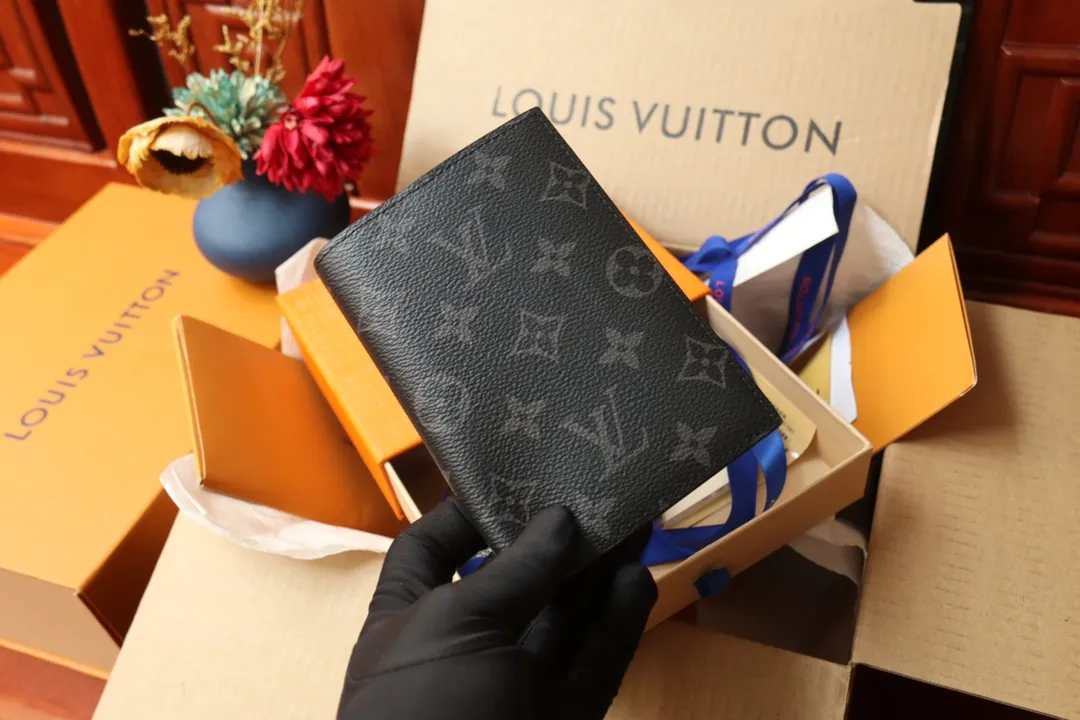 Original order M64501 passport holder 💰240 An excellent companion for fashionable travel. Lined with luxurious grained calfskin and featuring a multi-compartment interior, this is a classic travel accessory. The image of a giraffe carrying a gorgeous Louis Vuitton handbag and making a shopping spree transforms this elegant passport holder into the embodiment of cuteness. 10.0x14.0x2.5cm