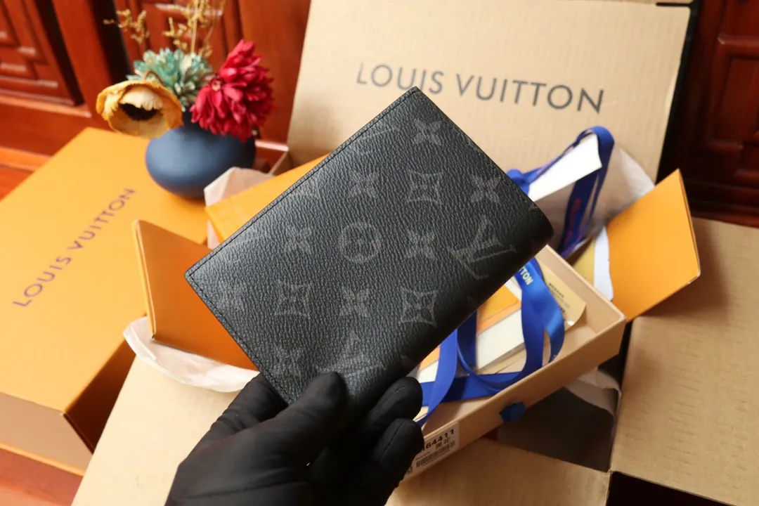 Original order M64501 passport holder 💰240 An excellent companion for fashionable travel. Lined with luxurious grained calfskin and featuring a multi-compartment interior, this is a classic travel accessory. The image of a giraffe carrying a gorgeous Louis Vuitton handbag and making a shopping spree transforms this elegant passport holder into the embodiment of cuteness. 10.0x14.0x2.5cm