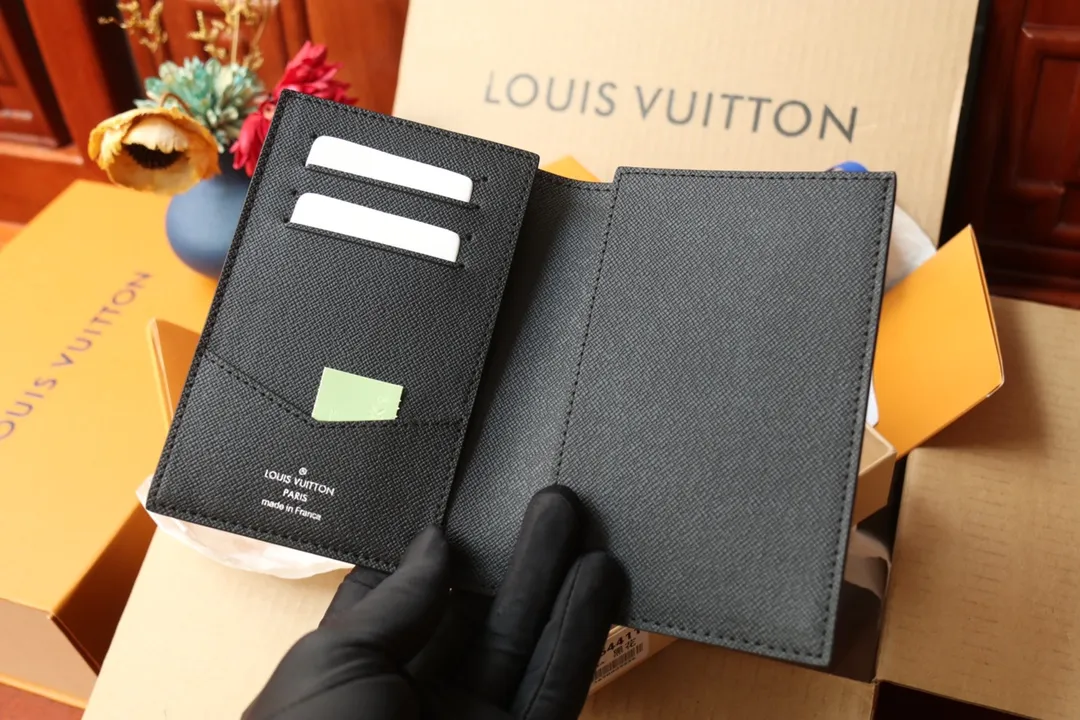 Original order M64501 passport holder 💰240 An excellent companion for fashionable travel. Lined with luxurious grained calfskin and featuring a multi-compartment interior, this is a classic travel accessory. The image of a giraffe carrying a gorgeous Louis Vuitton handbag and making a shopping spree transforms this elegant passport holder into the embodiment of cuteness. 10.0x14.0x2.5cm