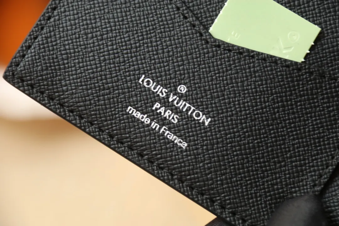 Original order M64501 passport holder 💰240 An excellent companion for fashionable travel. Lined with luxurious grained calfskin and featuring a multi-compartment interior, this is a classic travel accessory. The image of a giraffe carrying a gorgeous Louis Vuitton handbag and making a shopping spree transforms this elegant passport holder into the embodiment of cuteness. 10.0x14.0x2.5cm