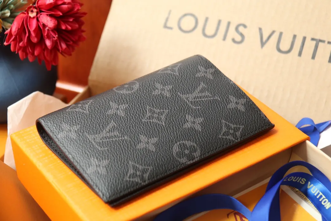 Original order M64501 passport holder 💰240 An excellent companion for fashionable travel. Lined with luxurious grained calfskin and featuring a multi-compartment interior, this is a classic travel accessory. The image of a giraffe carrying a gorgeous Louis Vuitton handbag and making a shopping spree transforms this elegant passport holder into the embodiment of cuteness. 10.0x14.0x2.5cm
