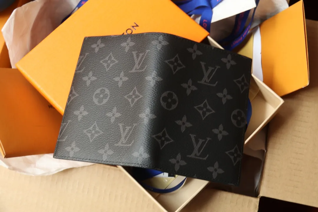 Original order M64501 passport holder 💰240 An excellent companion for fashionable travel. Lined with luxurious grained calfskin and featuring a multi-compartment interior, this is a classic travel accessory. The image of a giraffe carrying a gorgeous Louis Vuitton handbag and making a shopping spree transforms this elegant passport holder into the embodiment of cuteness. 10.0x14.0x2.5cm