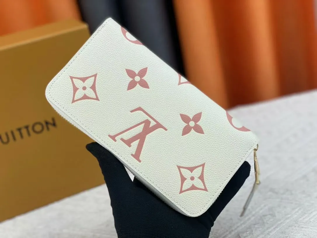 P140💰 Top original version💎 By The Pool series zipper wallet is made of Monogram Empreinte leather, reinterpreting Louis Vuitton's classic zipper wallet, embellished with a low-key gradient Monogram embossed pattern. The 2021 summer collection includes accessories, leather goods and fashion. This special edition wallet is loved for its stylish, practical and all-in-one design. Model: M80402 Size: 19.5*10.5*2.5cm