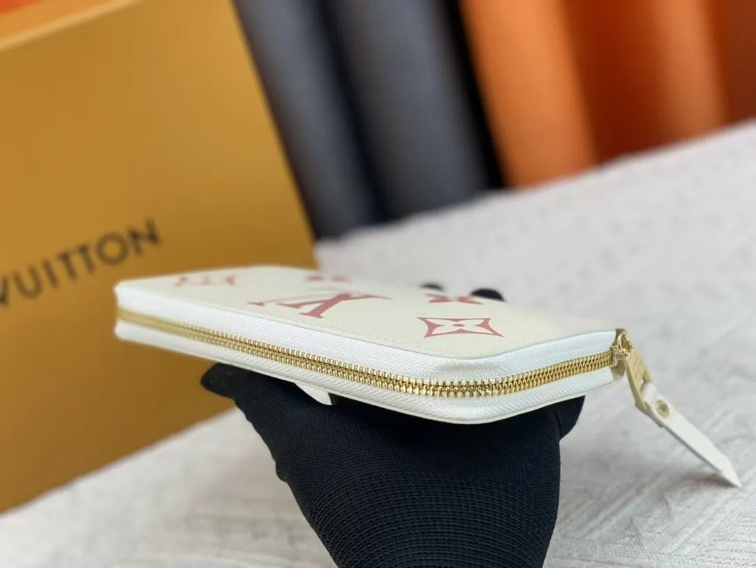 P140💰 Top original version💎 By The Pool series zipper wallet is made of Monogram Empreinte leather, reinterpreting Louis Vuitton's classic zipper wallet, embellished with a low-key gradient Monogram embossed pattern. The 2021 summer collection includes accessories, leather goods and fashion. This special edition wallet is loved for its stylish, practical and all-in-one design. Model: M80402 Size: 19.5*10.5*2.5cm