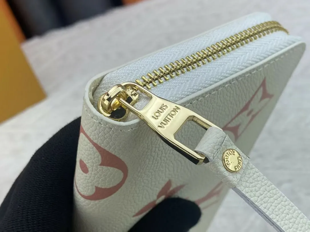 P140💰 Top original version💎 By The Pool series zipper wallet is made of Monogram Empreinte leather, reinterpreting Louis Vuitton's classic zipper wallet, embellished with a low-key gradient Monogram embossed pattern. The 2021 summer collection includes accessories, leather goods and fashion. This special edition wallet is loved for its stylish, practical and all-in-one design. Model: M80402 Size: 19.5*10.5*2.5cm
