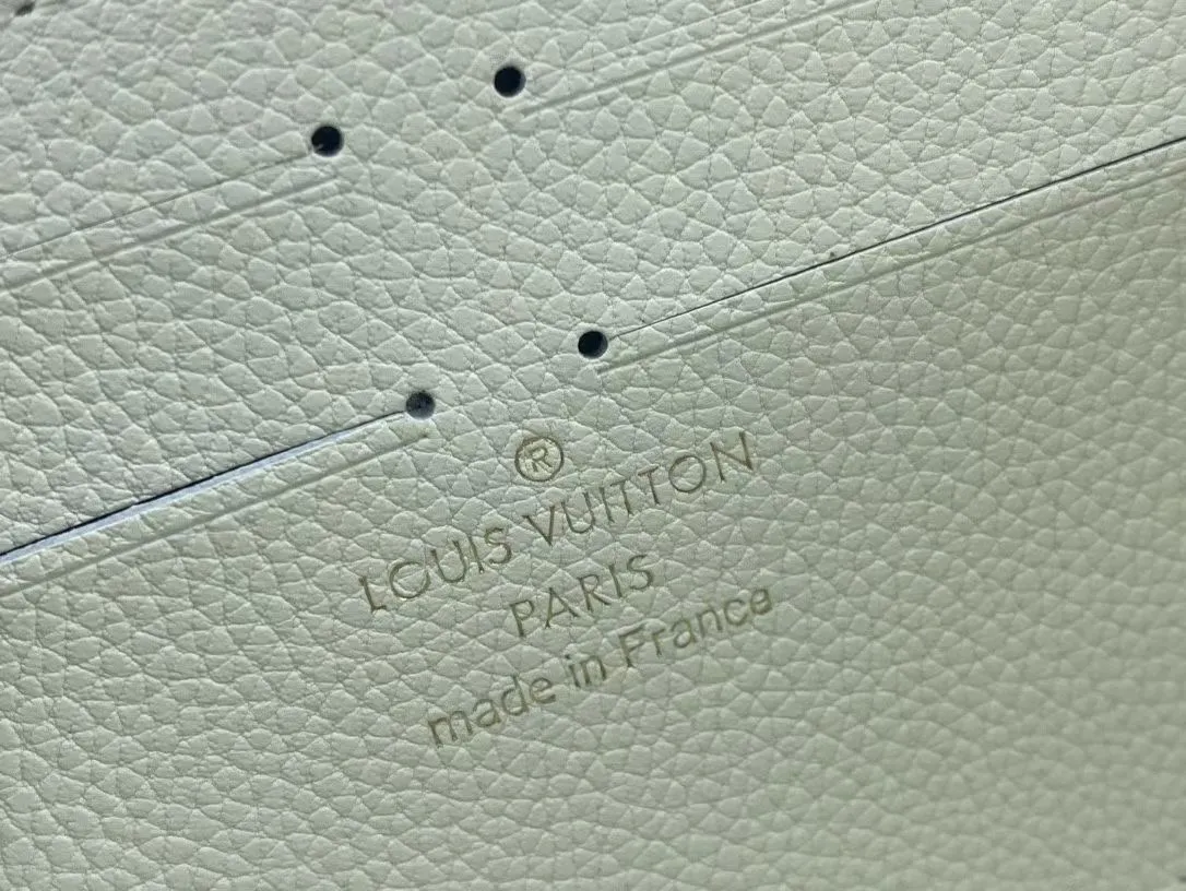 P140💰 Top original version💎 By The Pool series zipper wallet is made of Monogram Empreinte leather, reinterpreting Louis Vuitton's classic zipper wallet, embellished with a low-key gradient Monogram embossed pattern. The 2021 summer collection includes accessories, leather goods and fashion. This special edition wallet is loved for its stylish, practical and all-in-one design. Model: M80402 Size: 19.5*10.5*2.5cm