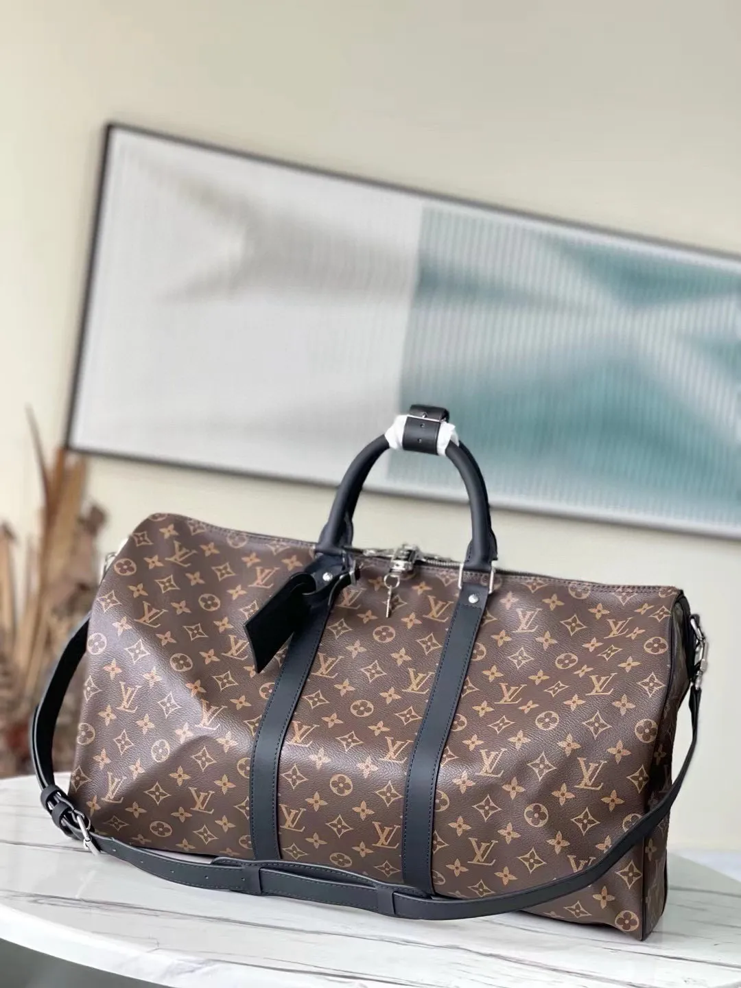 💰1000 (50 size) top original order M56710 presbyopic black leather, spacious capacity, flexible use. Durable, safe and reliable. Fashionable style, mature and stable. Features a secure double zipper and padlock, making it perfect for business or pleasure. Dimensions: 50 × 29 × 22 cm.