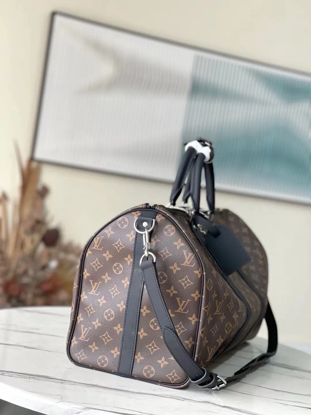 💰1000 (50 size) top original order M56710 presbyopic black leather, spacious capacity, flexible use. Durable, safe and reliable. Fashionable style, mature and stable. Features a secure double zipper and padlock, making it perfect for business or pleasure. Dimensions: 50 × 29 × 22 cm.
