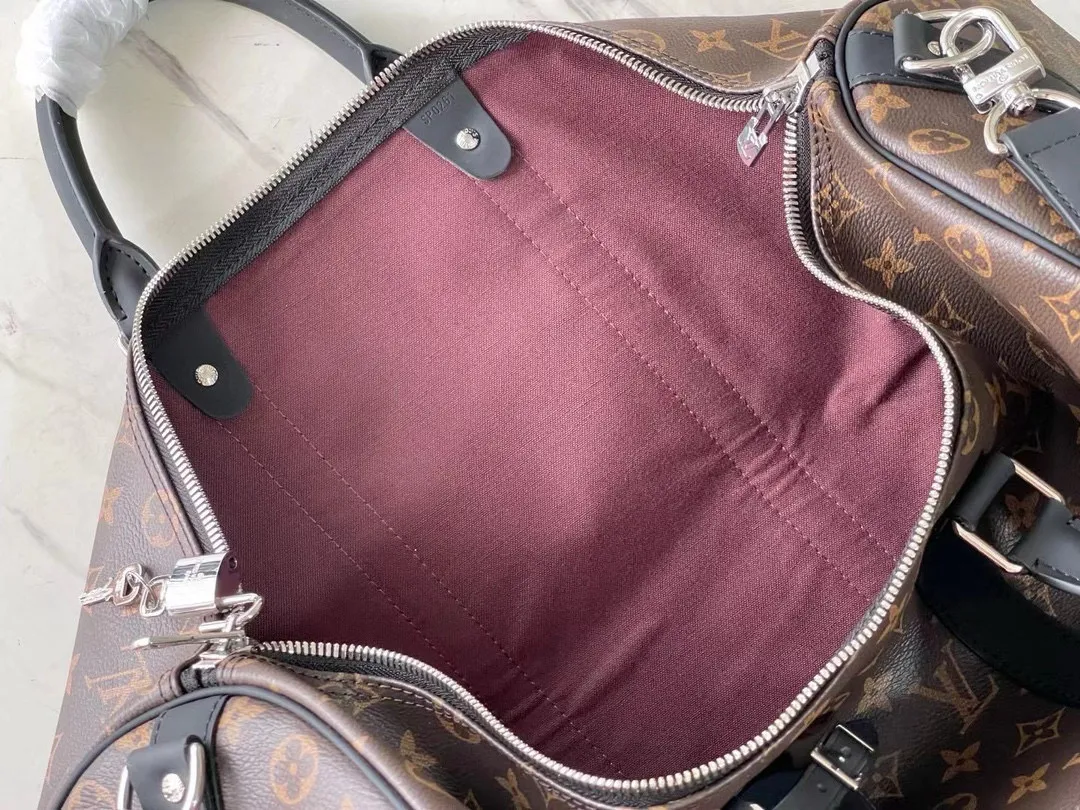 💰1000 (50 size) top original order M56710 presbyopic black leather, spacious capacity, flexible use. Durable, safe and reliable. Fashionable style, mature and stable. Features a secure double zipper and padlock, making it perfect for business or pleasure. Dimensions: 50 × 29 × 22 cm.