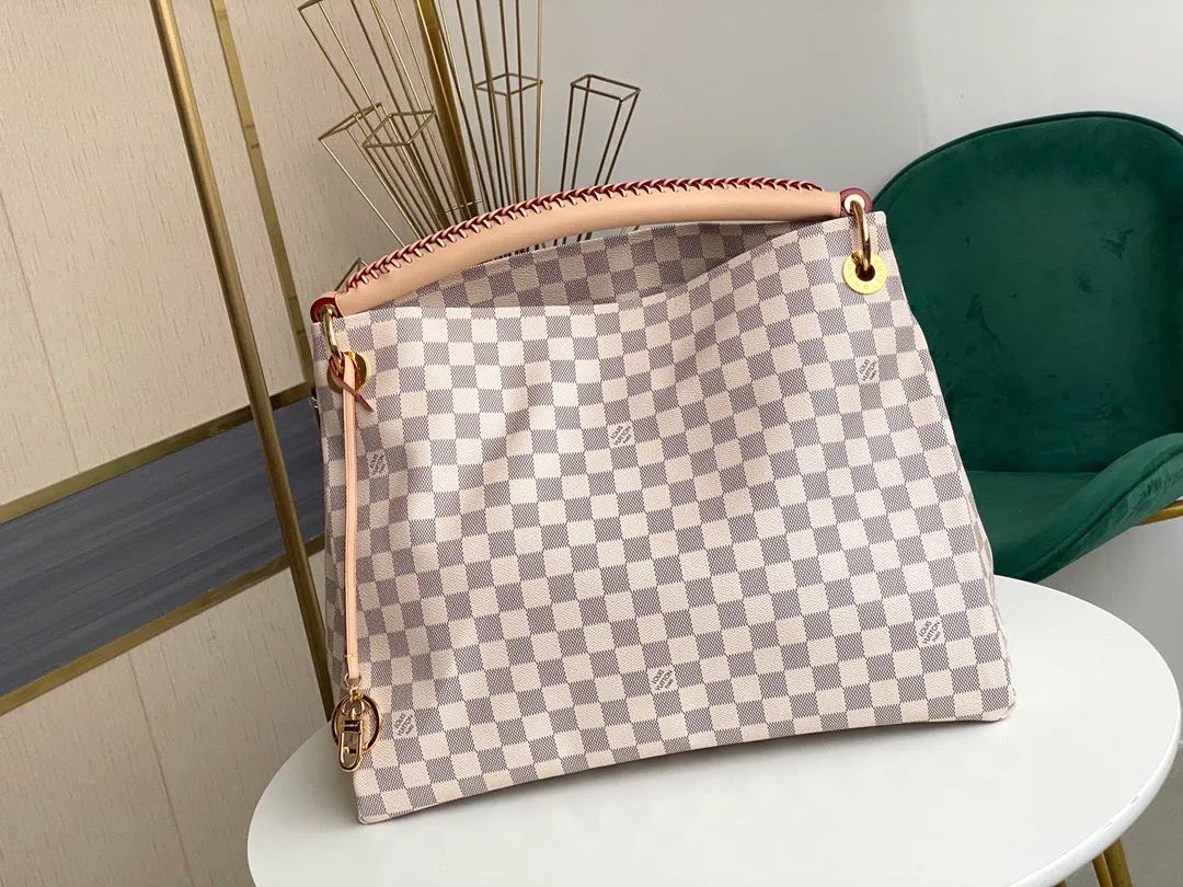 💰880 Top original Artsy medium size N41174 white checkered M40249 presbyopic N40253 white checkered edge M44869 edged presbyopic handbag is made of soft Damier Azur canvas, with a fresh and feminine appearance. Paired with shiny golden brass accessories and fashionable and chic bag decorations, the beautifully handmade leather handle adds a luxurious touch 💠Dimensions 46 x 32 x 24 cm680 (Length x Height x Width)