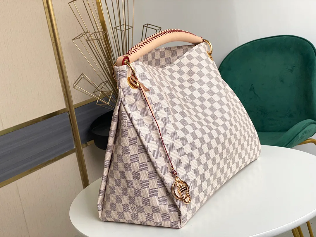 💰880 Top original Artsy medium size N41174 white checkered M40249 presbyopic N40253 white checkered edge M44869 edged presbyopic handbag is made of soft Damier Azur canvas, with a fresh and feminine appearance. Paired with shiny golden brass accessories and fashionable and chic bag decorations, the beautifully handmade leather handle adds a luxurious touch 💠Dimensions 46 x 32 x 24 cm680 (Length x Height x Width)