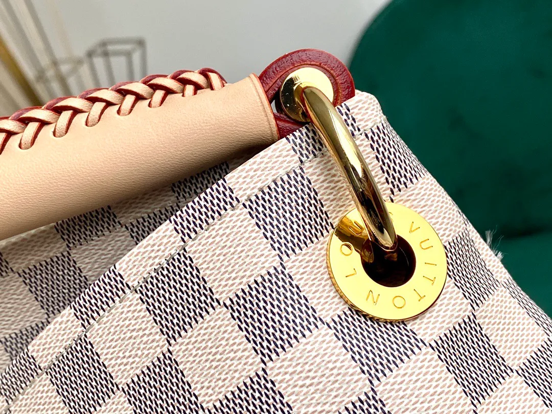 💰880 Top original Artsy medium size N41174 white checkered M40249 presbyopic N40253 white checkered edge M44869 edged presbyopic handbag is made of soft Damier Azur canvas, with a fresh and feminine appearance. Paired with shiny golden brass accessories and fashionable and chic bag decorations, the beautifully handmade leather handle adds a luxurious touch 💠Dimensions 46 x 32 x 24 cm680 (Length x Height x Width)