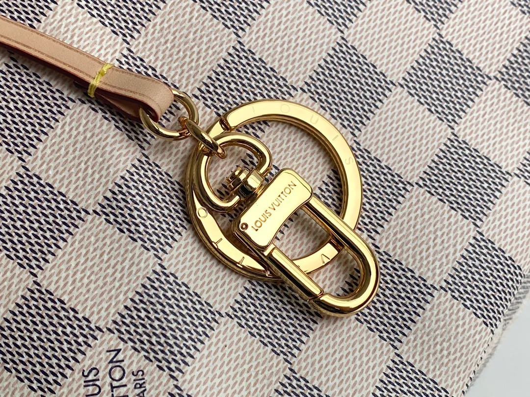 💰880 Top original Artsy medium size N41174 white checkered M40249 presbyopic N40253 white checkered edge M44869 edged presbyopic handbag is made of soft Damier Azur canvas, with a fresh and feminine appearance. Paired with shiny golden brass accessories and fashionable and chic bag decorations, the beautifully handmade leather handle adds a luxurious touch 💠Dimensions 46 x 32 x 24 cm680 (Length x Height x Width)
