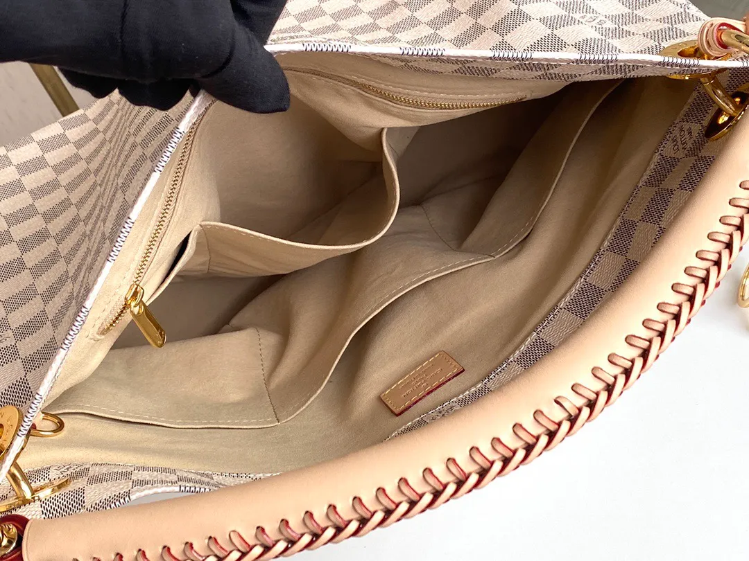 💰880 Top original Artsy medium size N41174 white checkered M40249 presbyopic N40253 white checkered edge M44869 edged presbyopic handbag is made of soft Damier Azur canvas, with a fresh and feminine appearance. Paired with shiny golden brass accessories and fashionable and chic bag decorations, the beautifully handmade leather handle adds a luxurious touch 💠Dimensions 46 x 32 x 24 cm680 (Length x Height x Width)