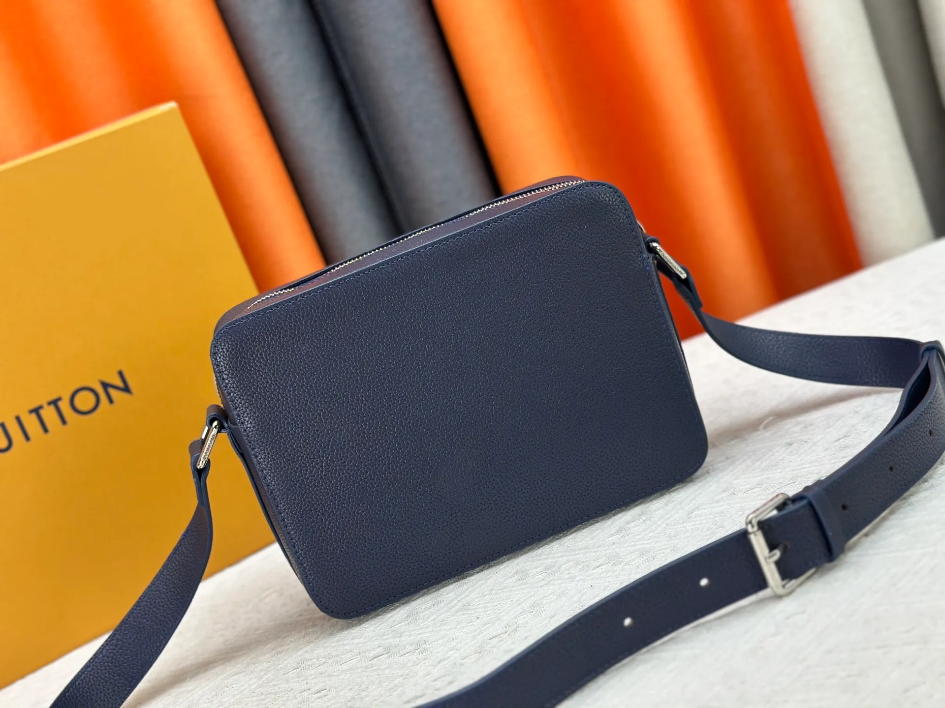 P260 Upgraded from the original M15265 M15260 M25981 This Boarding messenger bag is made of lightweight and wear-resistant waxed cow leather. It has a compact structure with internal and external patch pockets for proper storage of an 8.3-inch tablet. Adjustable leather shoulder strap upgrades comfort. Dimensions: 24 x 18 x 9 (cm) ((length x height x width)
