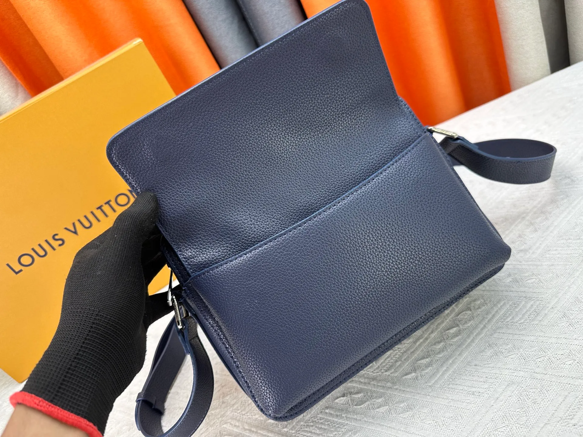 P260 Upgraded from the original M15265 M15260 M25981 This Boarding messenger bag is made of lightweight and wear-resistant waxed cow leather. It has a compact structure with internal and external patch pockets for proper storage of an 8.3-inch tablet. Adjustable leather shoulder strap upgrades comfort. Dimensions: 24 x 18 x 9 (cm) ((length x height x width)