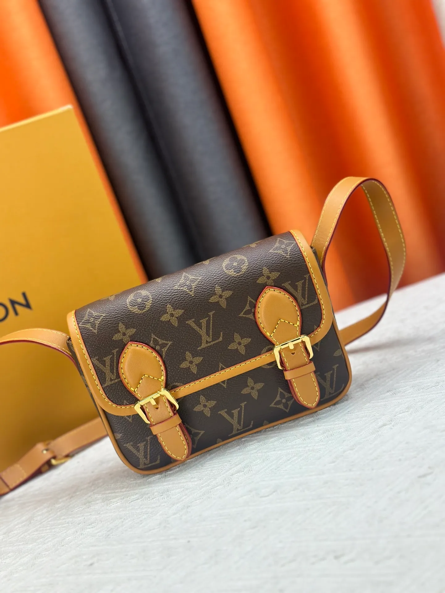 P230 Upgraded original M26805 M83298 This Satchel Jh mini handbag is from the Monogram Archive series. It is made of soft Monogram canvas with distressed leather trim and dazzling metal parts. The mini messenger bag is designed to hold daily necessities such as mobile phones and wallets. Adjustable shoulder straps ensure comfort when worn over the shoulder or across the body. Dimensions: 15 x 6 x 19.5 cm. (height x width x length)