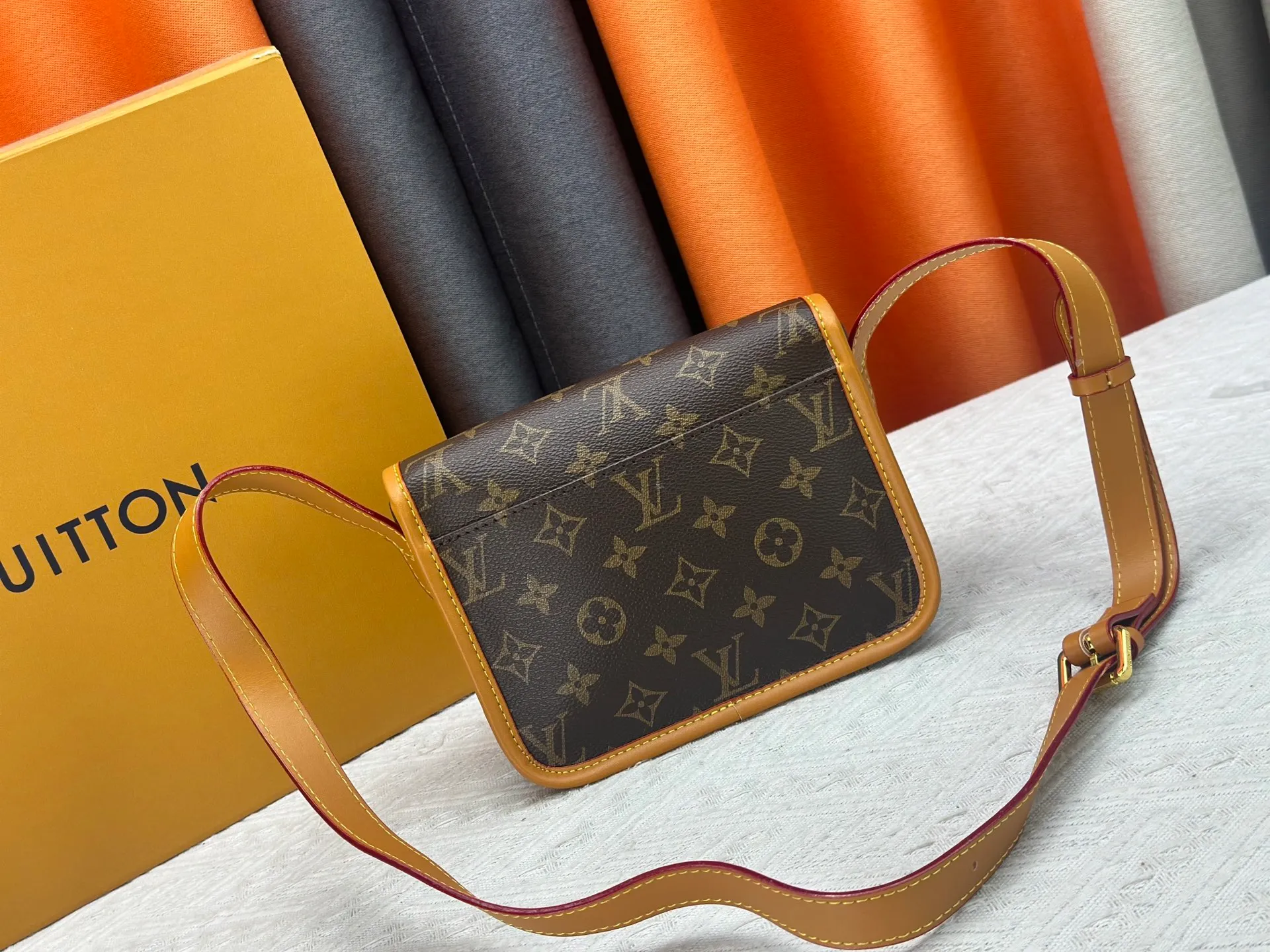 P230 Upgraded original M26805 M83298 This Satchel Jh mini handbag is from the Monogram Archive series. It is made of soft Monogram canvas with distressed leather trim and dazzling metal parts. The mini messenger bag is designed to hold daily necessities such as mobile phones and wallets. Adjustable shoulder straps ensure comfort when worn over the shoulder or across the body. Dimensions: 15 x 6 x 19.5 cm. (height x width x length)