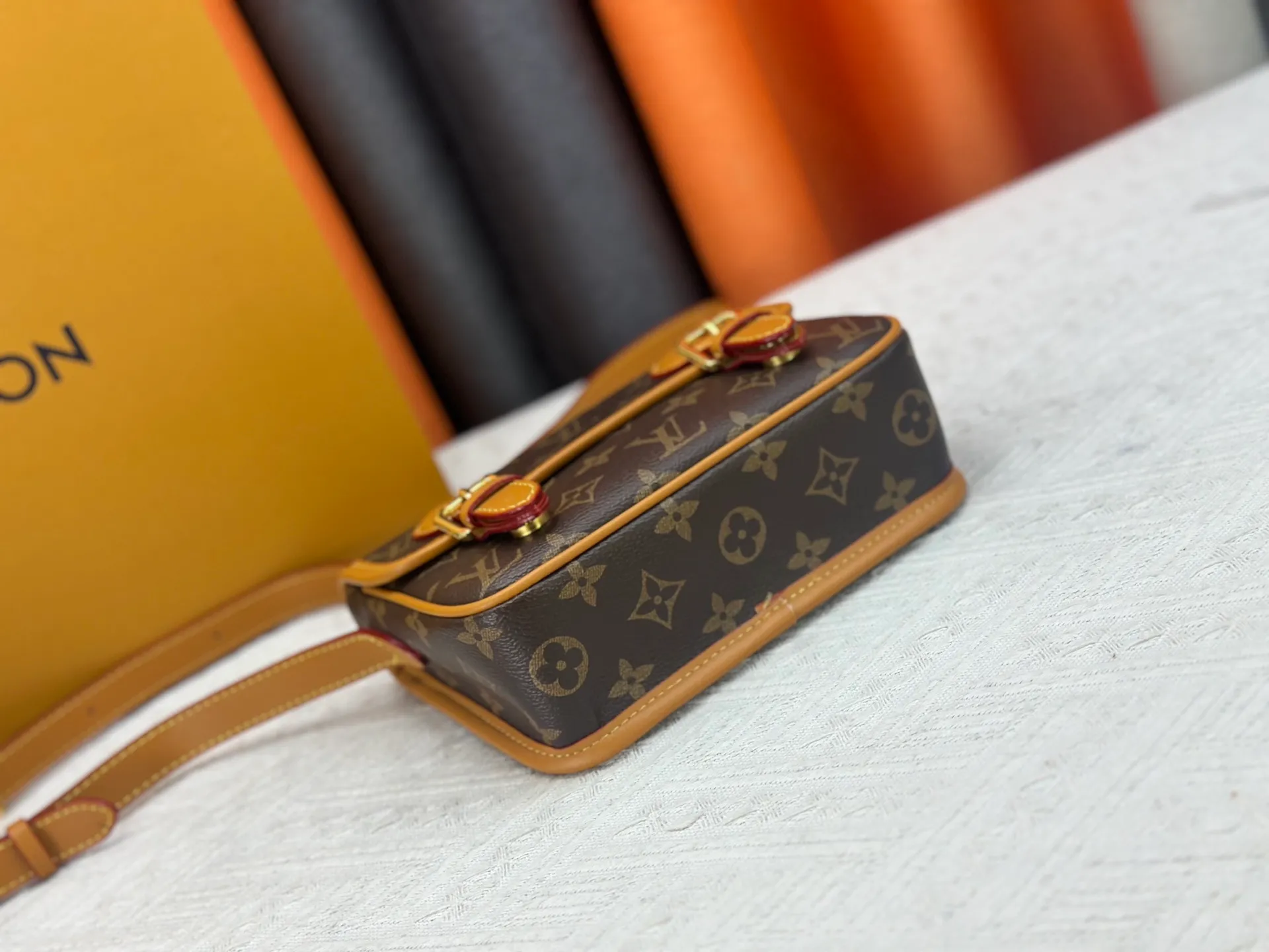 P230 Upgraded original M26805 M83298 This Satchel Jh mini handbag is from the Monogram Archive series. It is made of soft Monogram canvas with distressed leather trim and dazzling metal parts. The mini messenger bag is designed to hold daily necessities such as mobile phones and wallets. Adjustable shoulder straps ensure comfort when worn over the shoulder or across the body. Dimensions: 15 x 6 x 19.5 cm. (height x width x length)