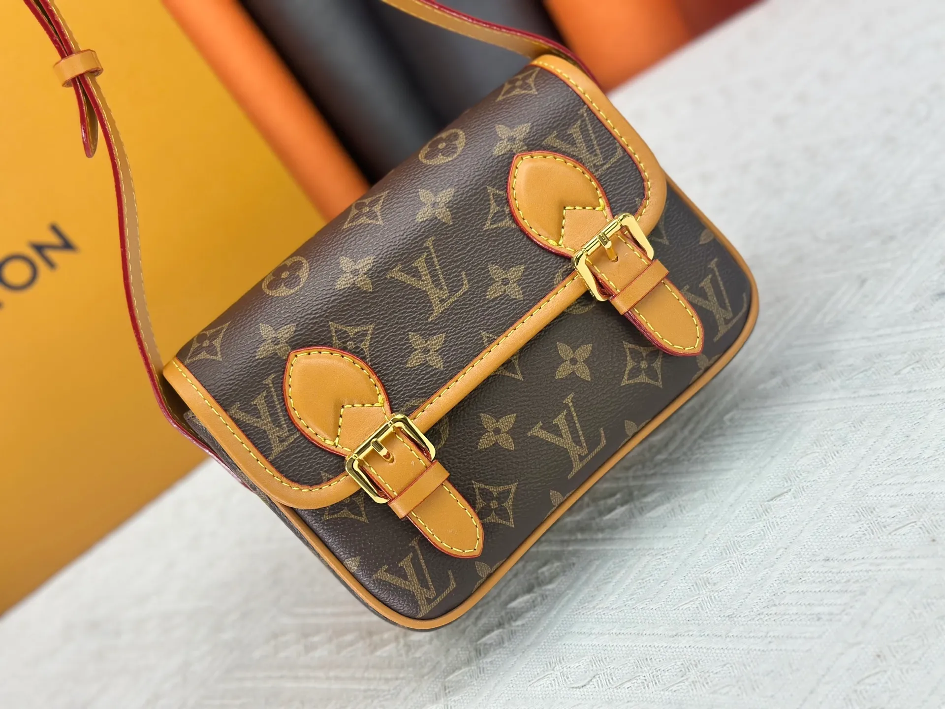 P230 Upgraded original M26805 M83298 This Satchel Jh mini handbag is from the Monogram Archive series. It is made of soft Monogram canvas with distressed leather trim and dazzling metal parts. The mini messenger bag is designed to hold daily necessities such as mobile phones and wallets. Adjustable shoulder straps ensure comfort when worn over the shoulder or across the body. Dimensions: 15 x 6 x 19.5 cm. (height x width x length)