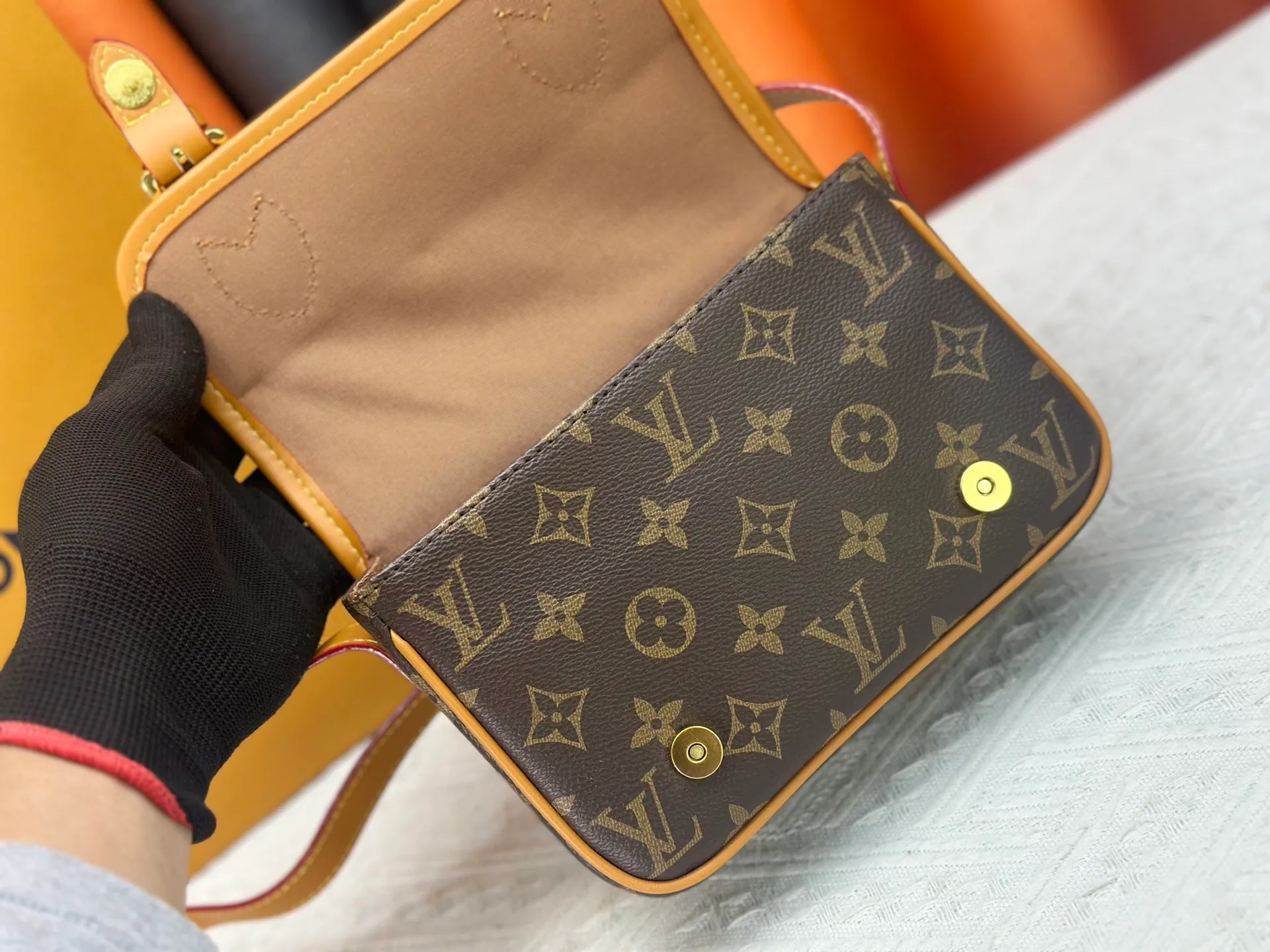 P230 Upgraded original M26805 M83298 This Satchel Jh mini handbag is from the Monogram Archive series. It is made of soft Monogram canvas with distressed leather trim and dazzling metal parts. The mini messenger bag is designed to hold daily necessities such as mobile phones and wallets. Adjustable shoulder straps ensure comfort when worn over the shoulder or across the body. Dimensions: 15 x 6 x 19.5 cm. (height x width x length)