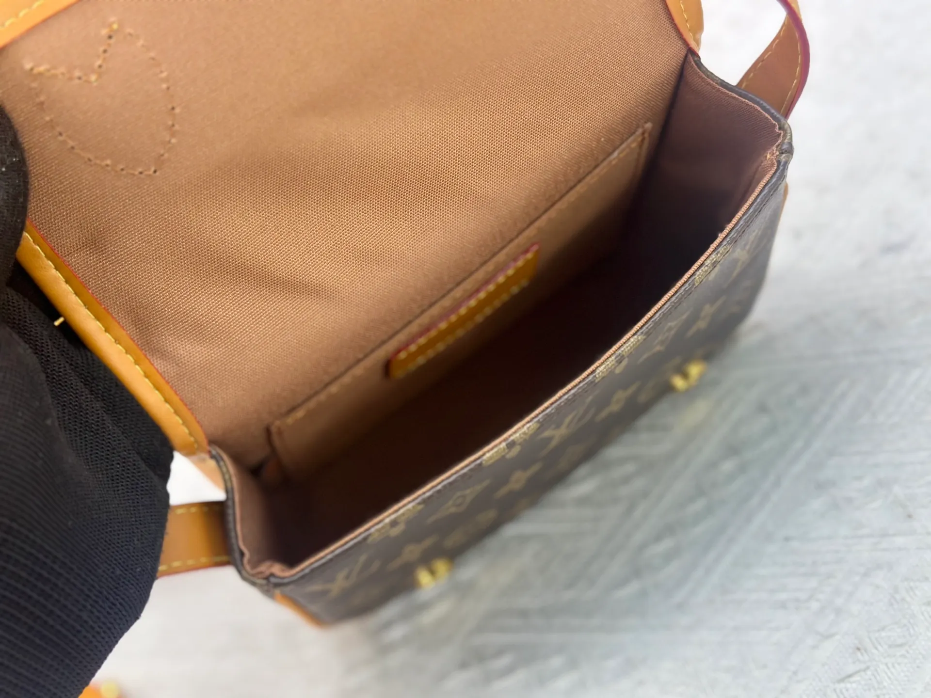 P230 Upgraded original M26805 M83298 This Satchel Jh mini handbag is from the Monogram Archive series. It is made of soft Monogram canvas with distressed leather trim and dazzling metal parts. The mini messenger bag is designed to hold daily necessities such as mobile phones and wallets. Adjustable shoulder straps ensure comfort when worn over the shoulder or across the body. Dimensions: 15 x 6 x 19.5 cm. (height x width x length)