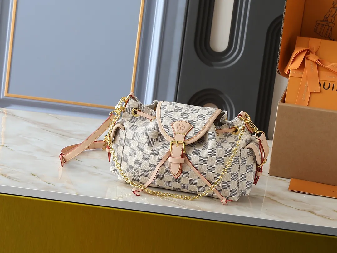 💰280💰Upgraded from the original M25085. This Odysée handbag is from the 2025 early autumn series, paying tribute to the brand heritage with a stylish everyday design. Dazzling buckles and detachable chains accentuate the Monogram canvas body, and the side pockets provide easy access to keys, lipstick and other small items. Dimensions: 27.0 x 17.0 x 12.0 cm (length x height x width)