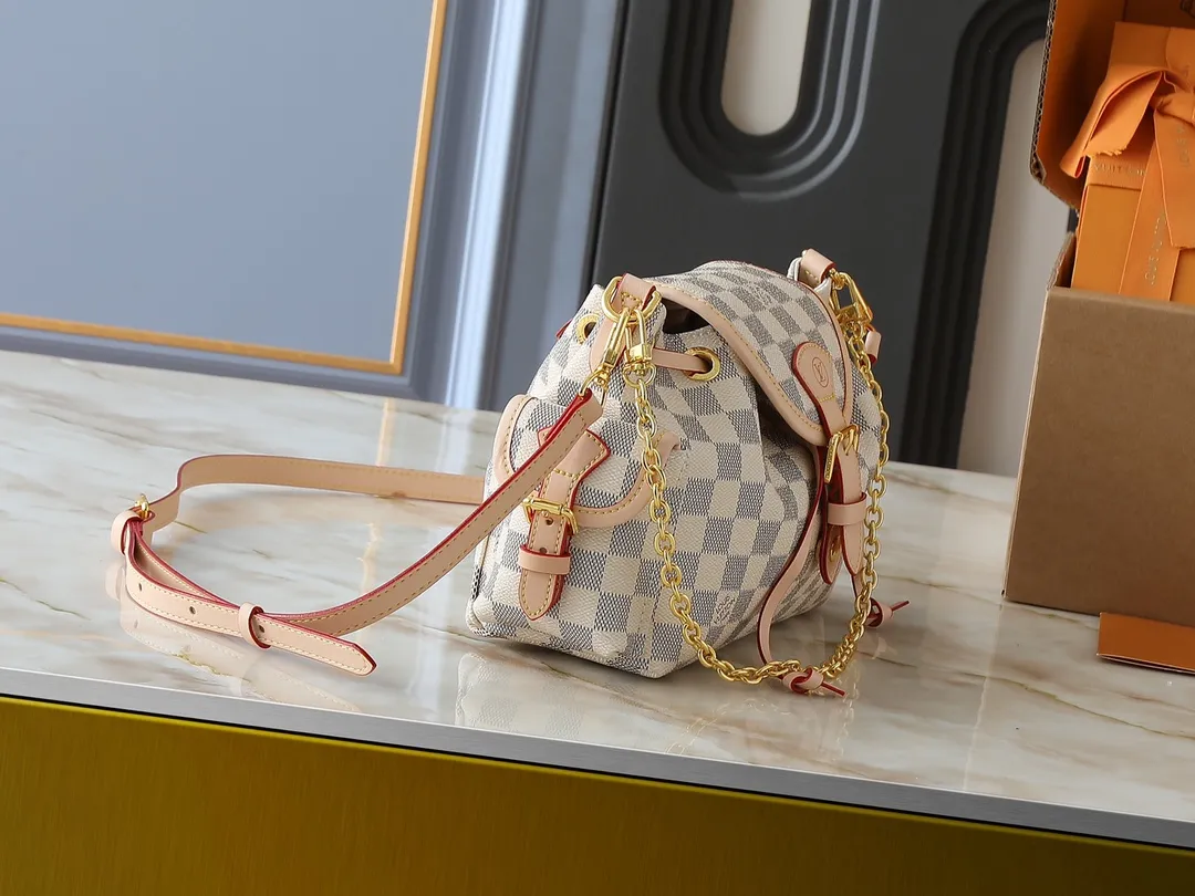 💰280💰Upgraded from the original M25085. This Odysée handbag is from the 2025 early autumn series, paying tribute to the brand heritage with a stylish everyday design. Dazzling buckles and detachable chains accentuate the Monogram canvas body, and the side pockets provide easy access to keys, lipstick and other small items. Dimensions: 27.0 x 17.0 x 12.0 cm (length x height x width)